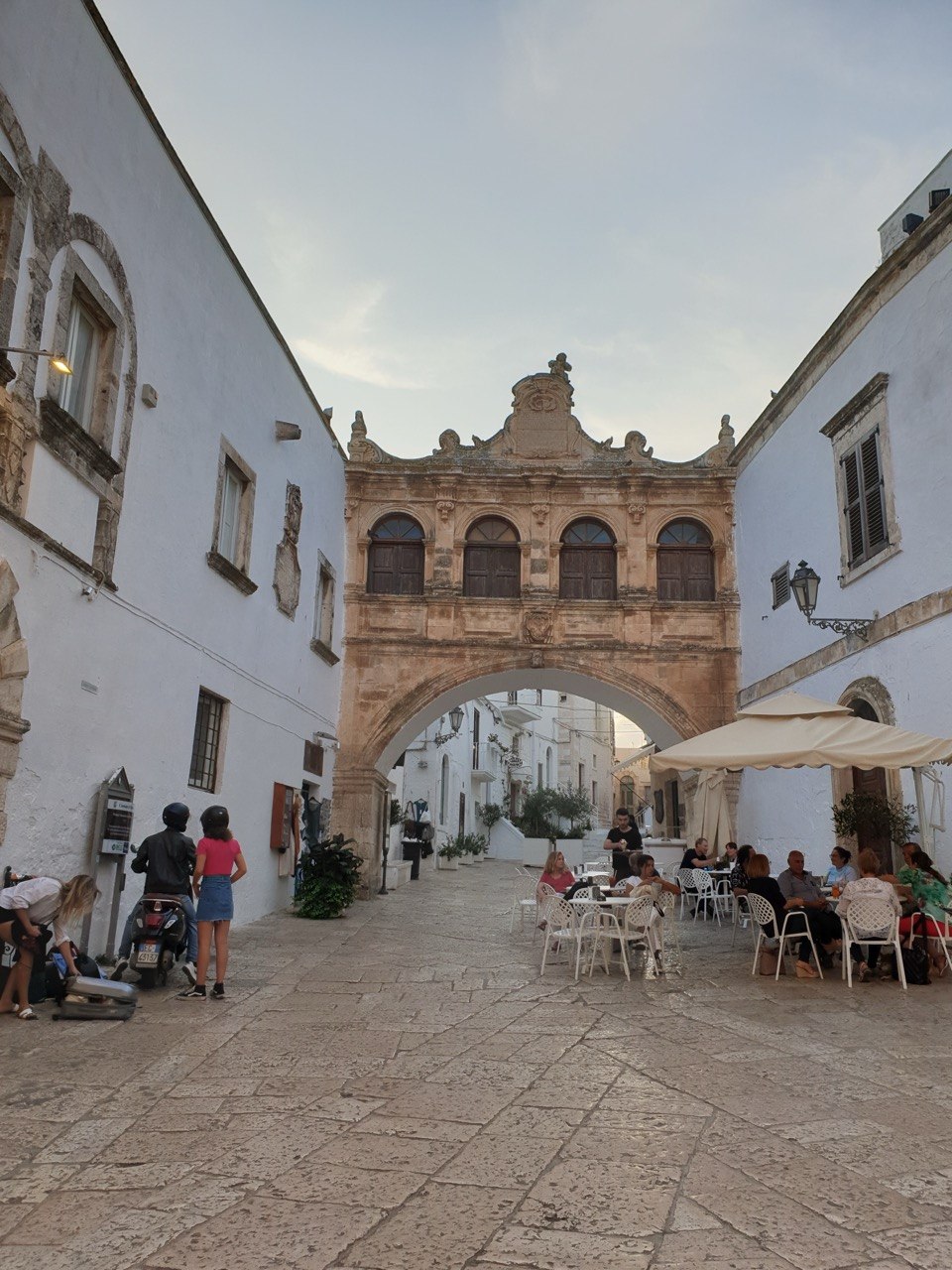 Arco Scoppa en el centro histórico de Ostuni, uno de los rincones más bonitos de la ciudad blanca de Apulia.