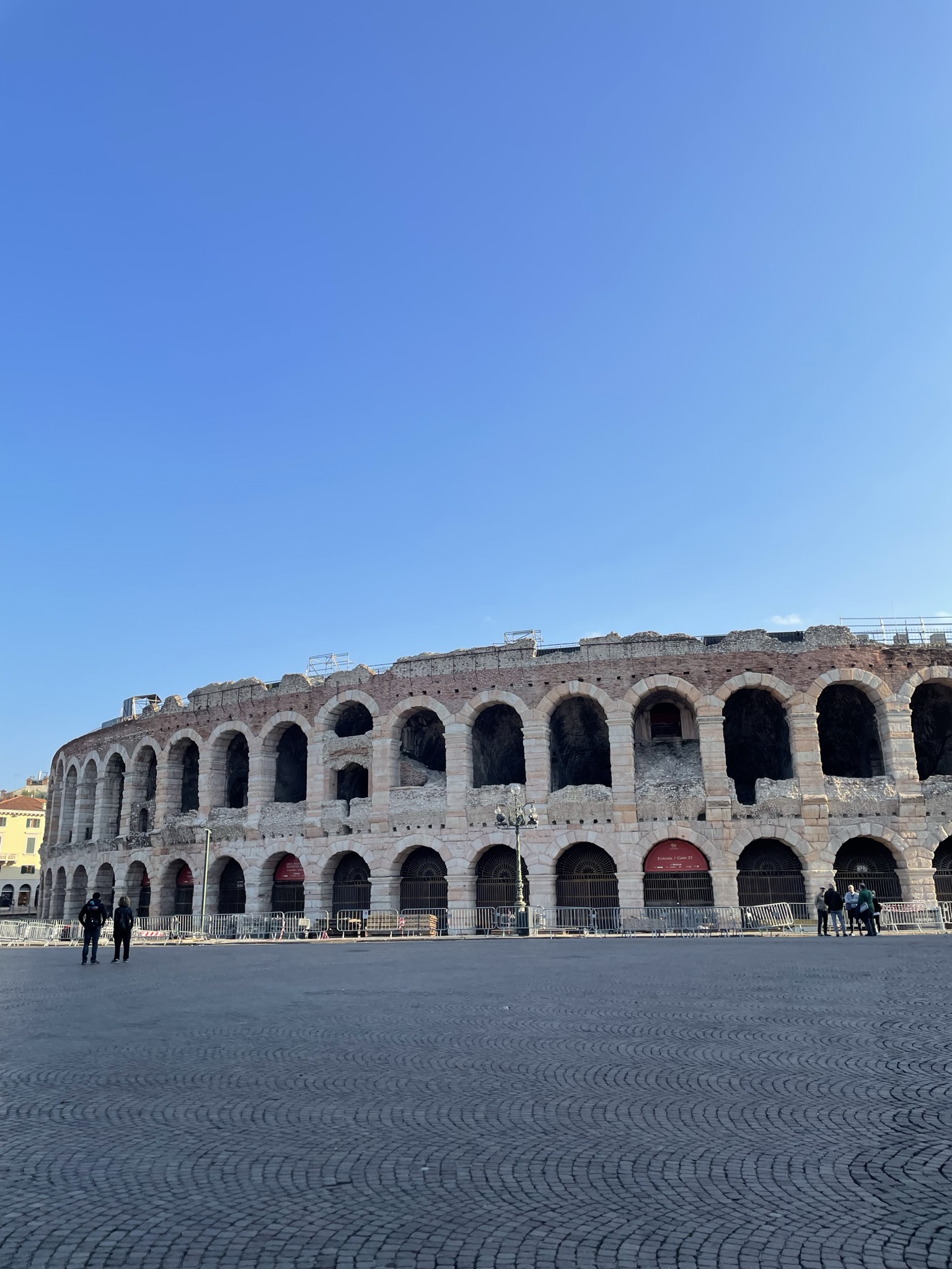 Fachada exterior de la Arena de Verona en la Piazza Brà, uno de los anfiteatros romanos mejor conservados de Italia.
