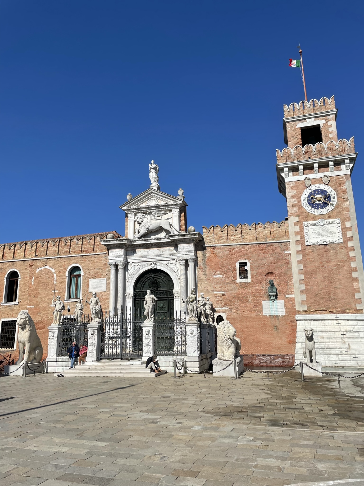 Entrada monumental del Arsenal de Venecia, con la Porta Magna, leones de piedra y torre del reloj.