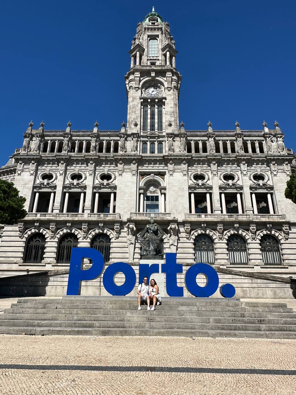 Ayuntamiento de Oporto con cartel de la ciudad