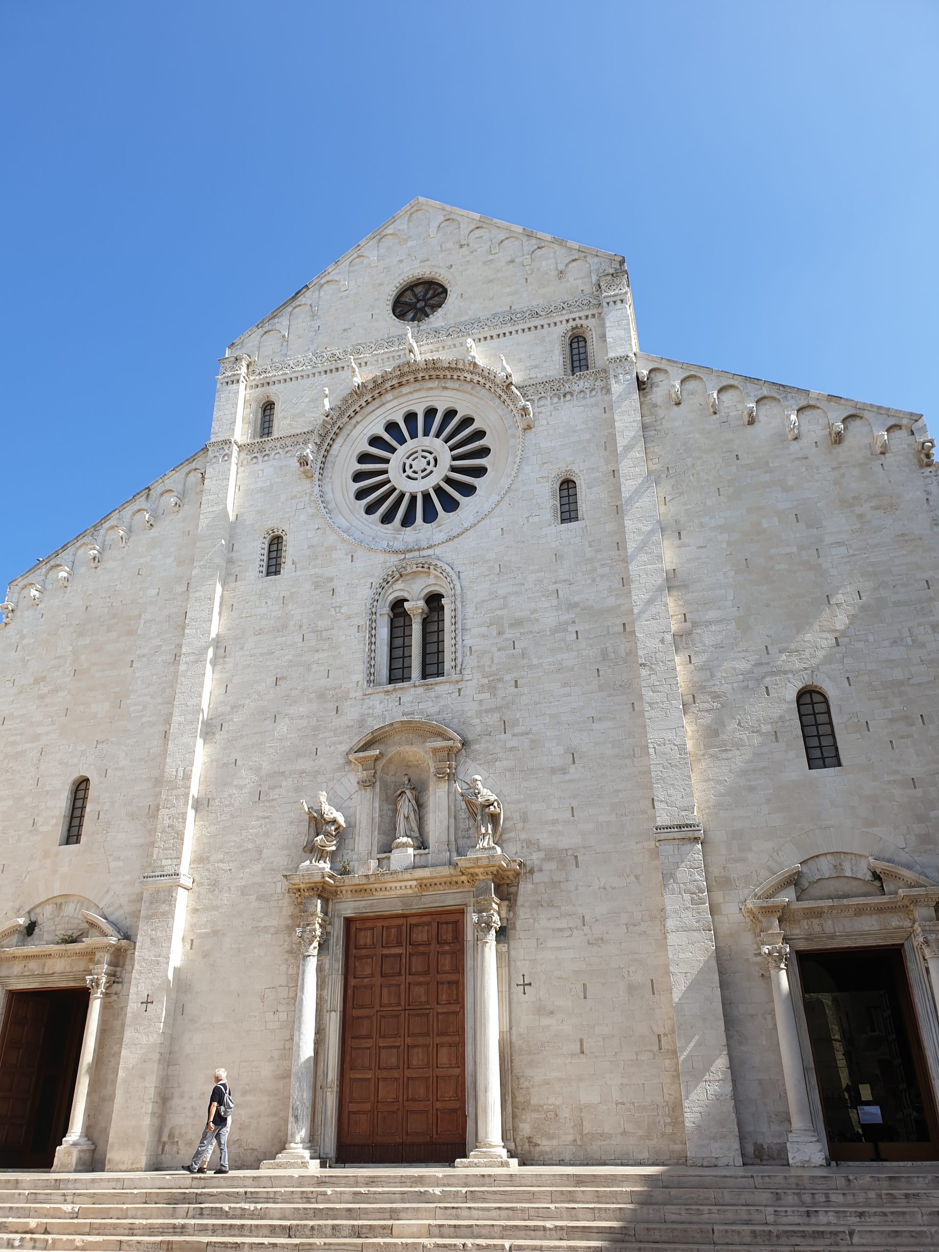 Fachada de la Basílica de San Nicolás en Bari, uno de los monumentos más importantes de Apulia