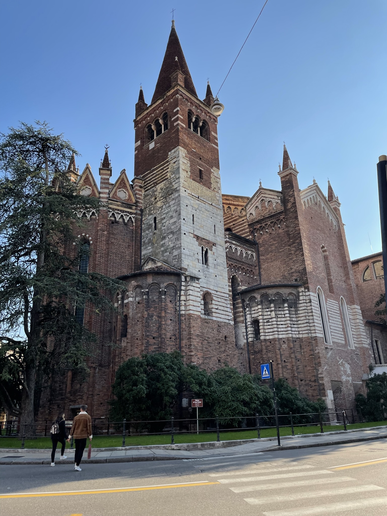 Exterior de la Basílica de San Zeno Maggiore en Verona, una de las iglesias románicas más importantes de la ciudad.