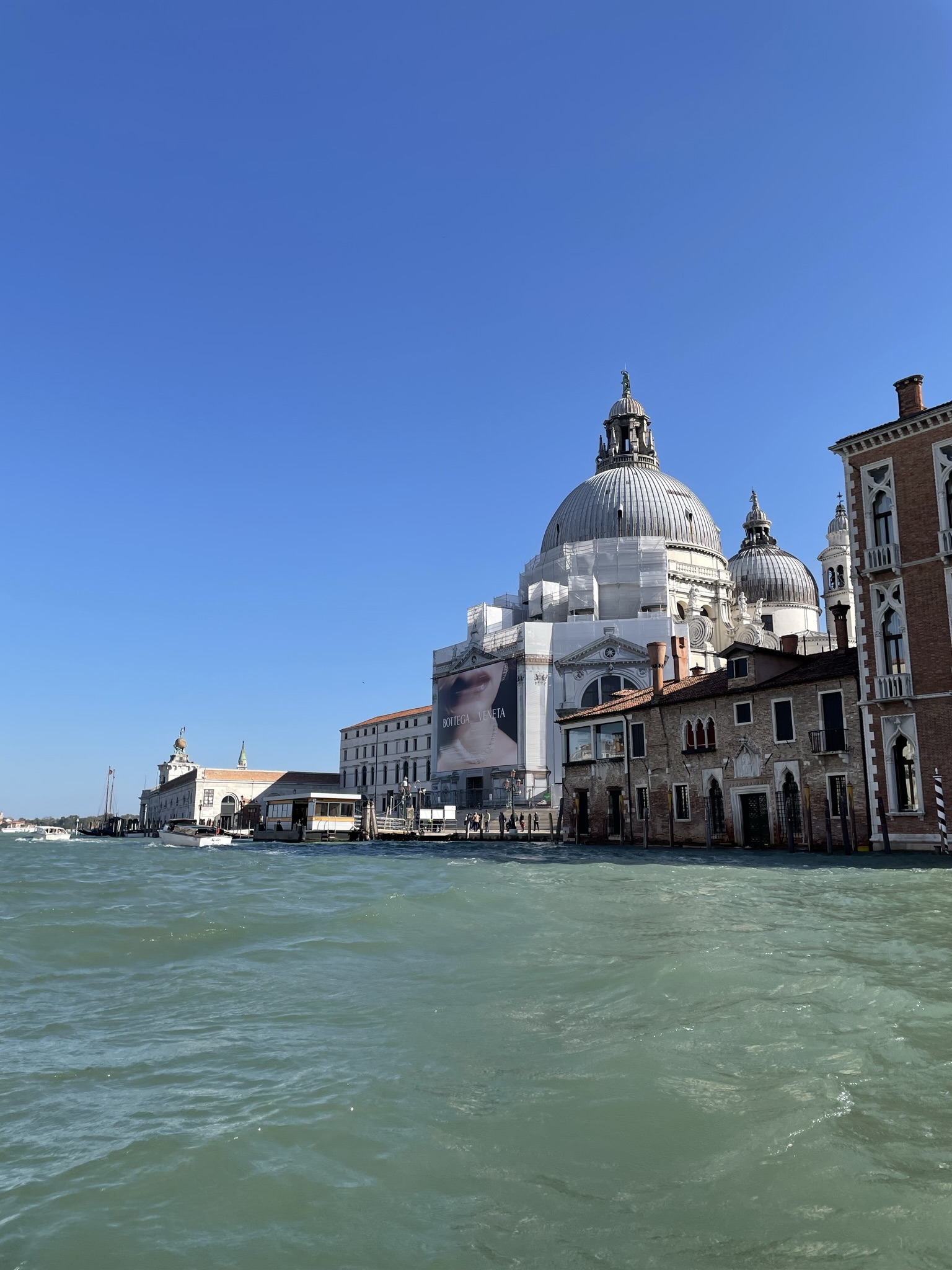 Basílica de Santa Maria della Salute vista desde el Gran Canal de Venecia.
