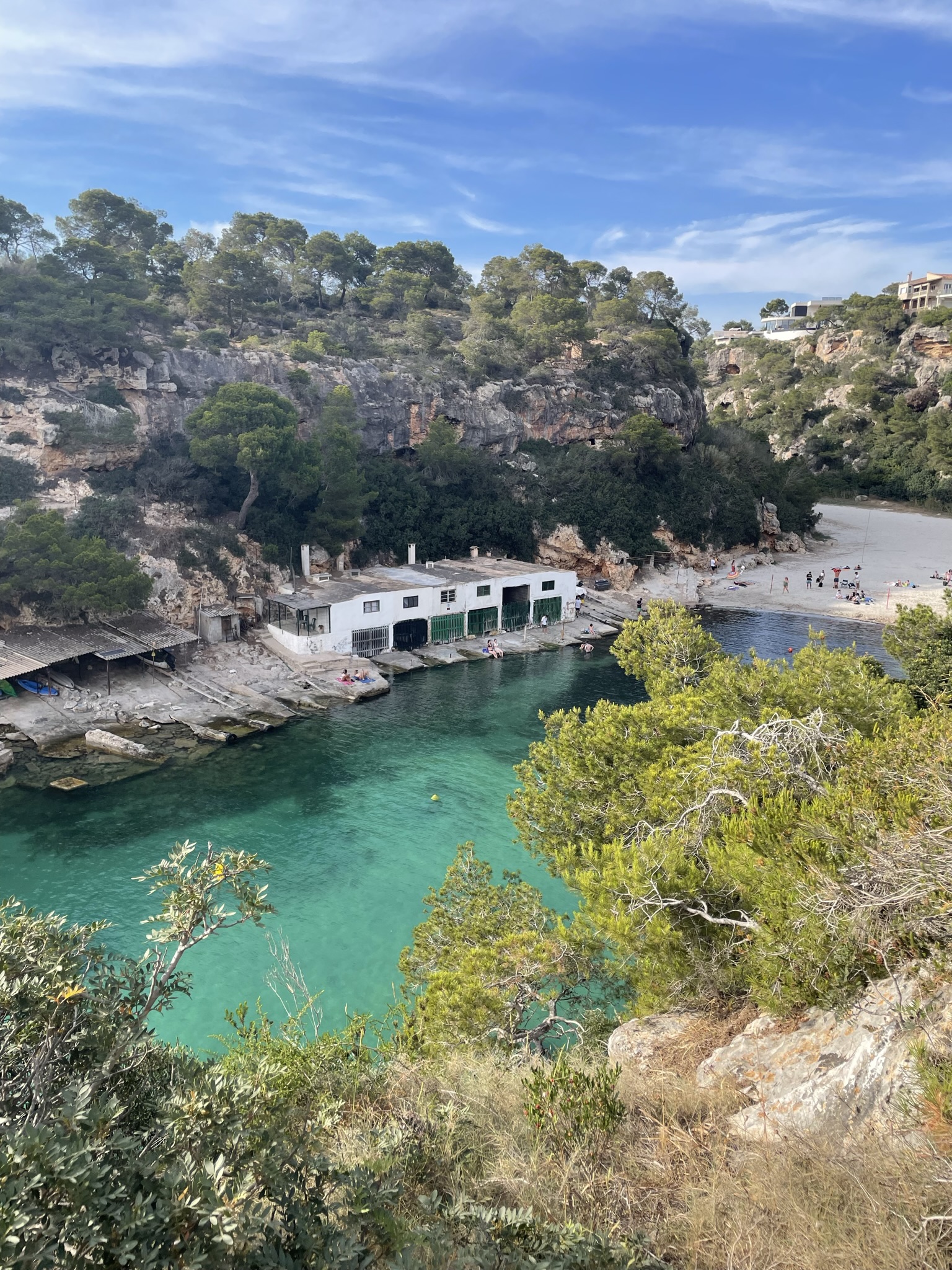 Cala Pi en Mallorca con aguas turquesas entre acantilados