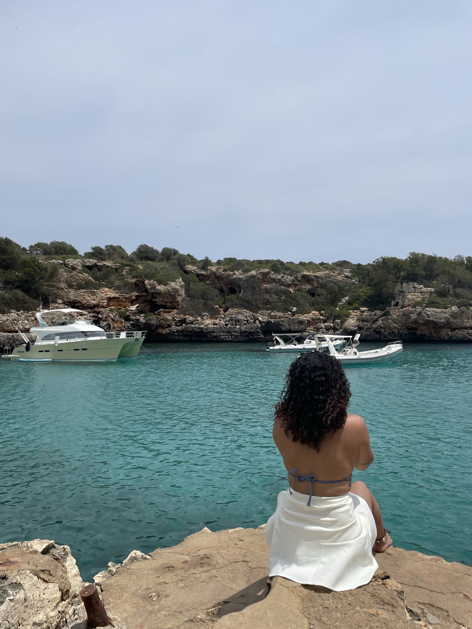 Cala Sa Nau en Mallorca con aguas turquesas y barcos fondeados