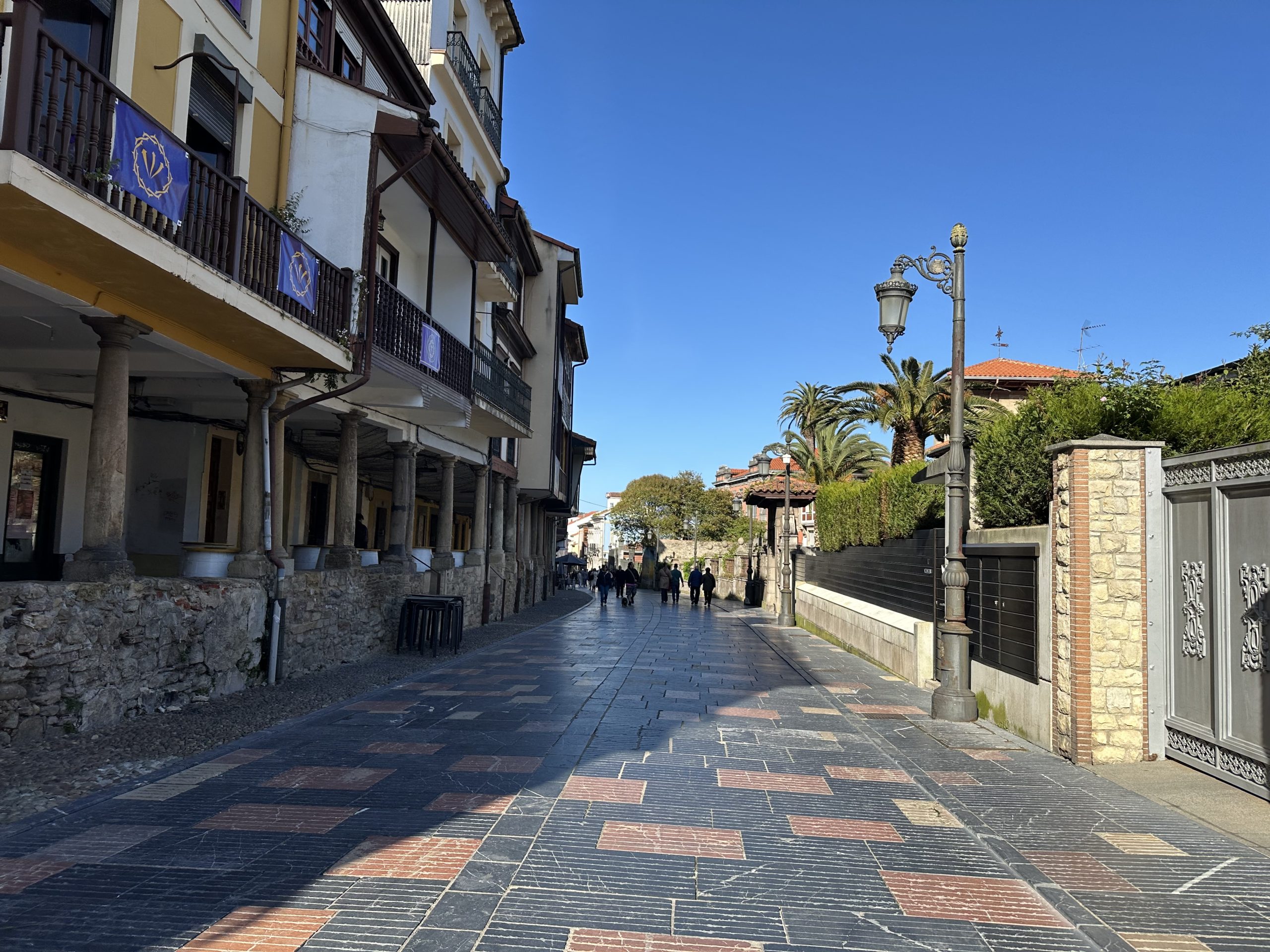 Calle Galiana en Avilés con soportales y casas tradicionales del casco histórico