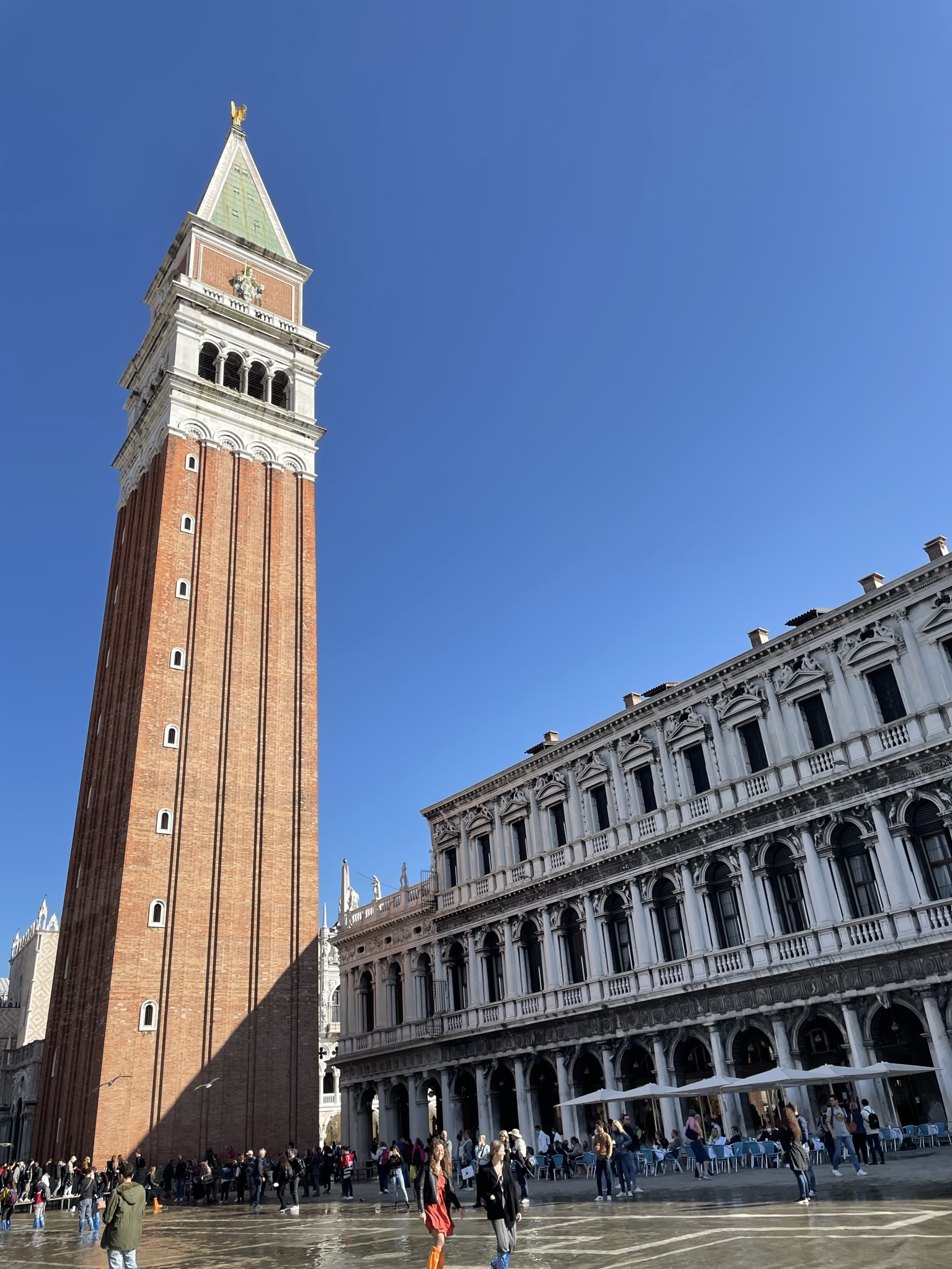 Campanile de San Marcos junto a los edificios históricos de la Plaza de San Marcos en Venecia.