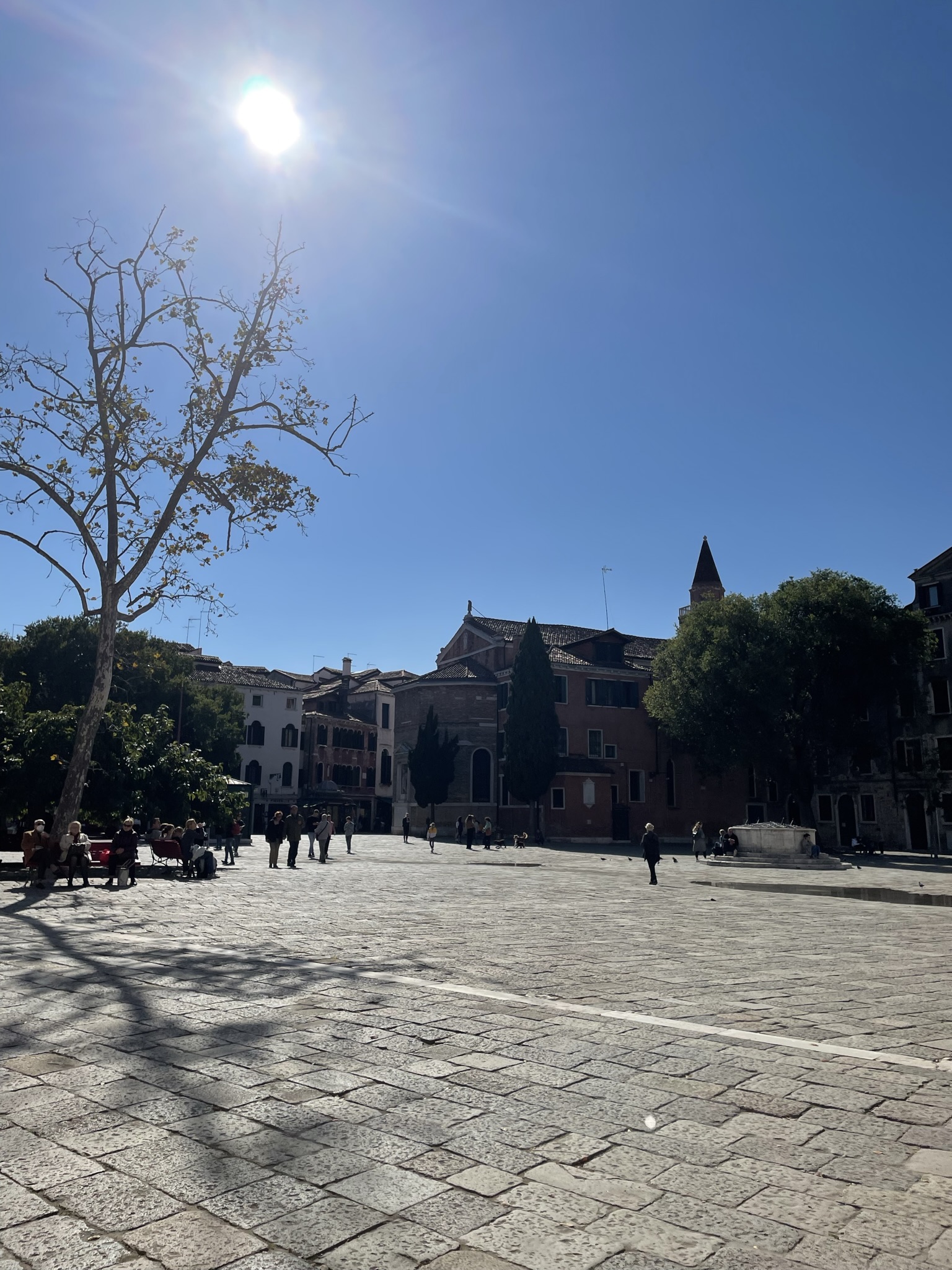 Campo San Giacomo dall’Orio en Venecia, una plaza tranquila con iglesia, pozo y edificios históricos.