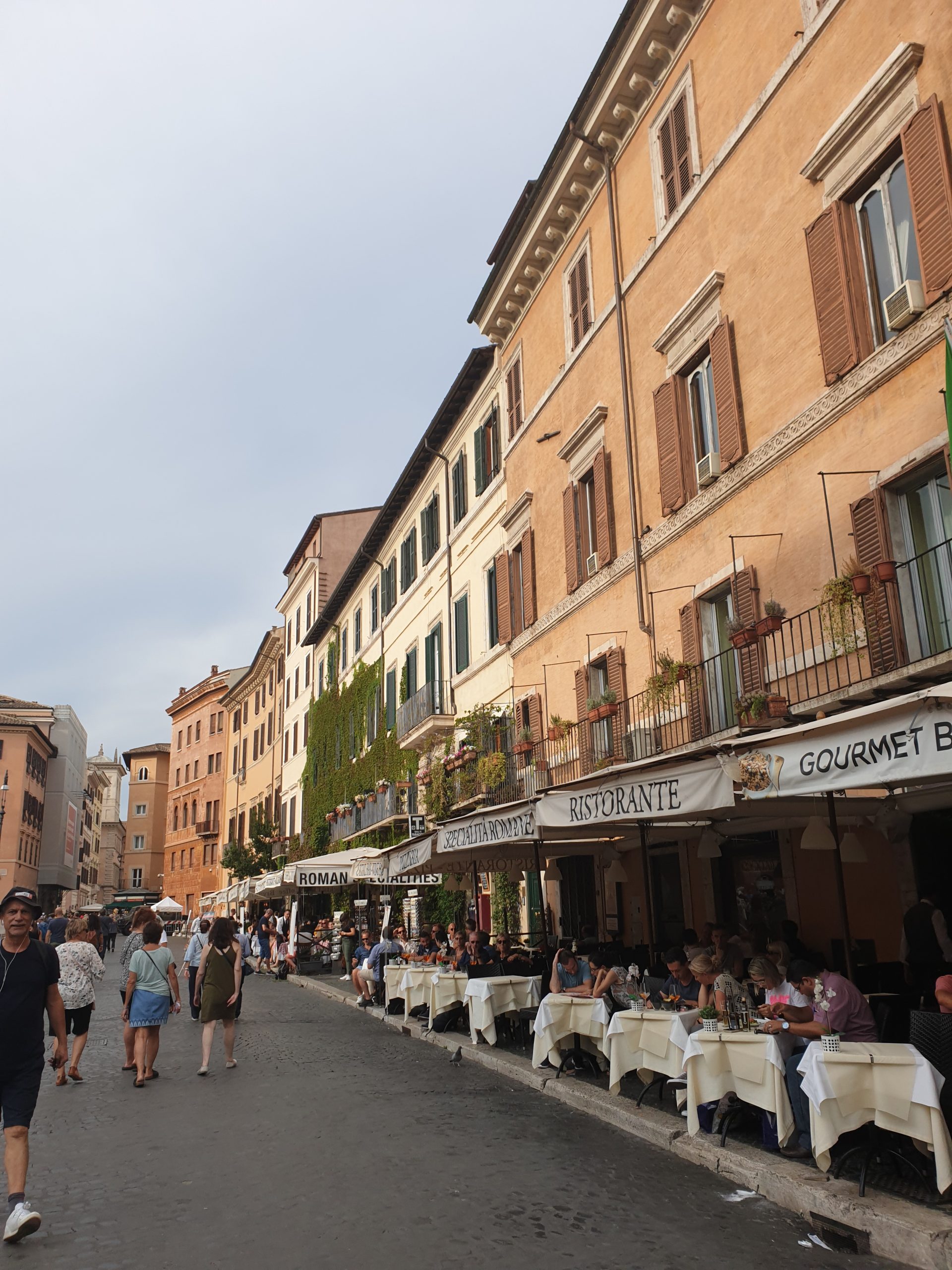Campo de’ Fiori en Roma, una de las plazas con más ambiente del centro histórico.