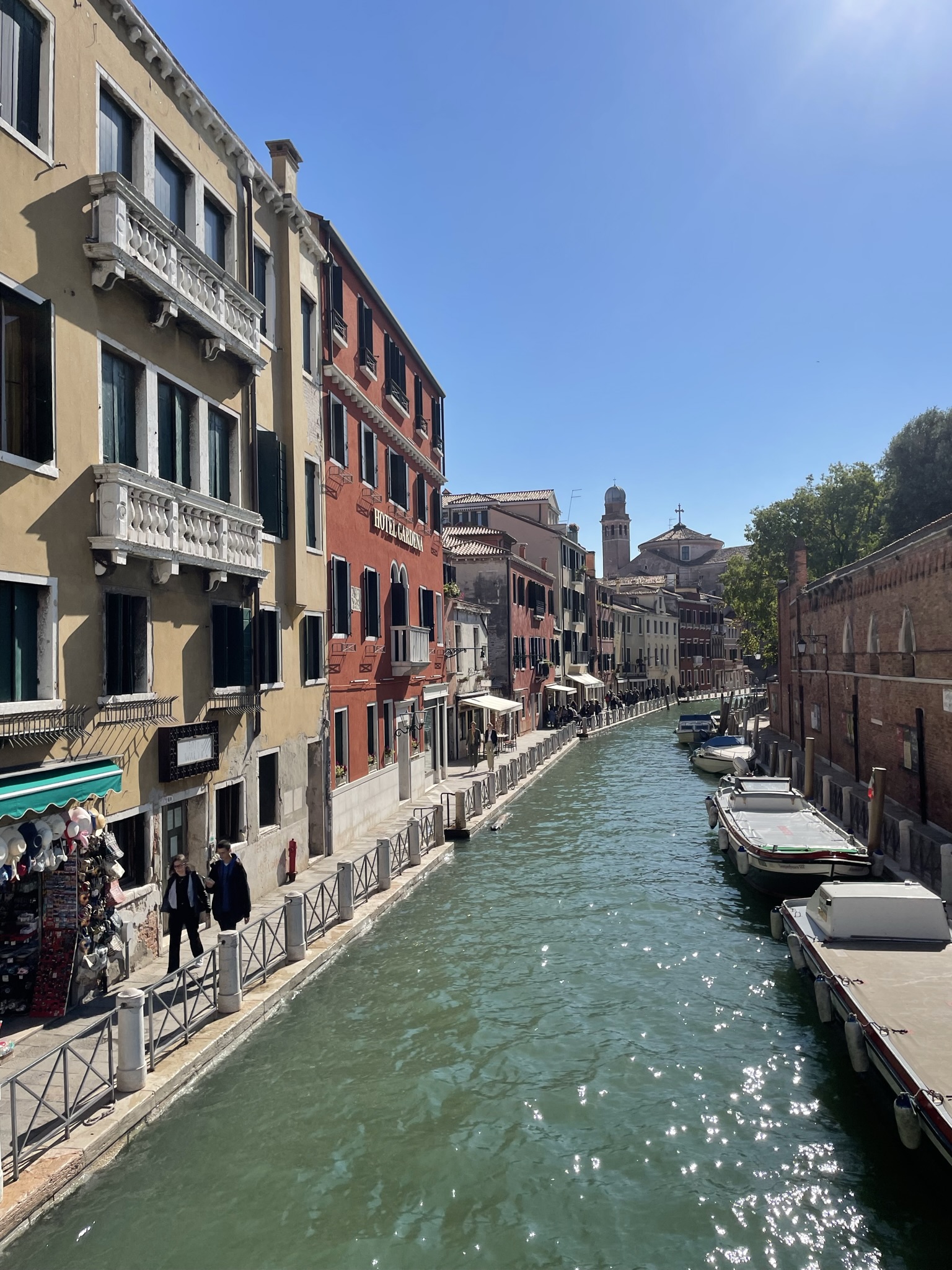 Canal de Venecia en la zona de Santa Croce, con edificios de colores y pequeñas embarcaciones.