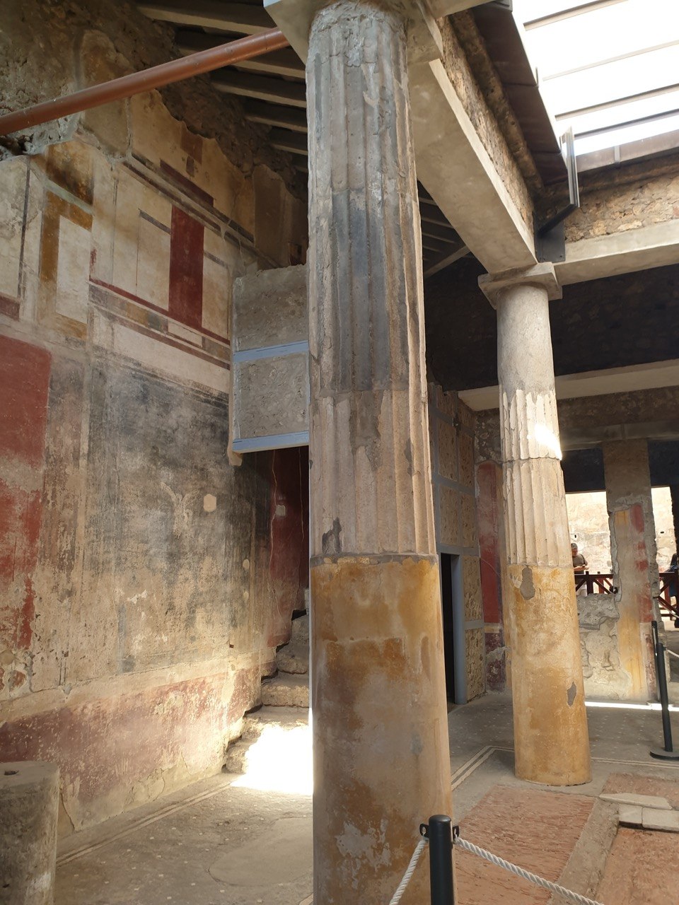 Columnas y frescos de una antigua vivienda romana en Pompeya.
