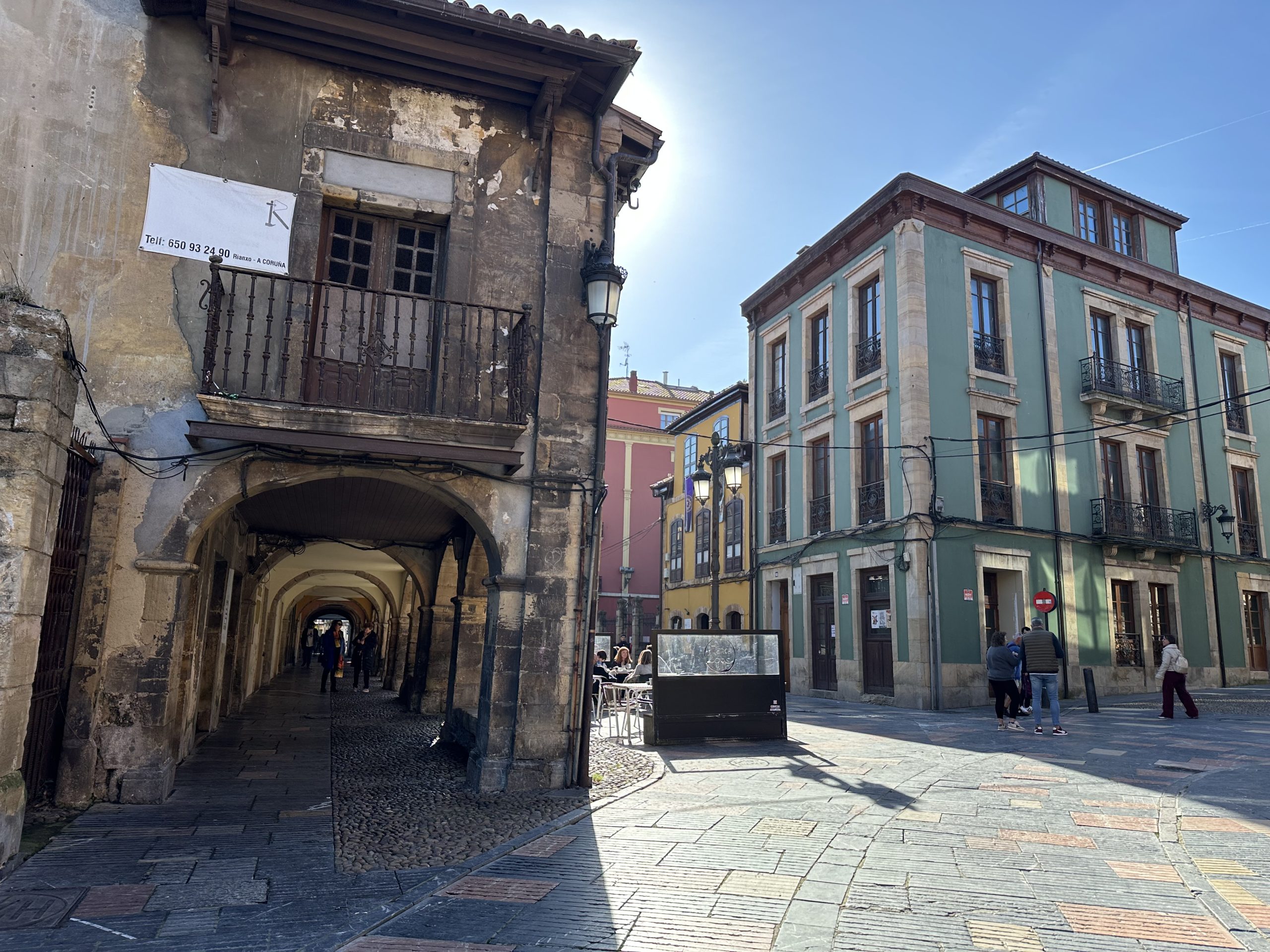 Casco histórico de Avilés con soportales, fachadas de colores y calles peatonales