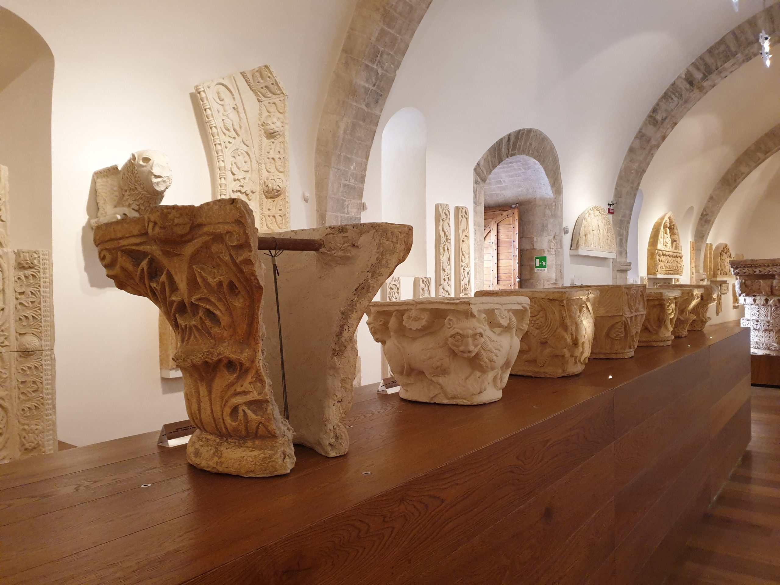 Interior del Castello Normanno-Svevo de Bari con restos históricos y piezas de piedra expuestas
