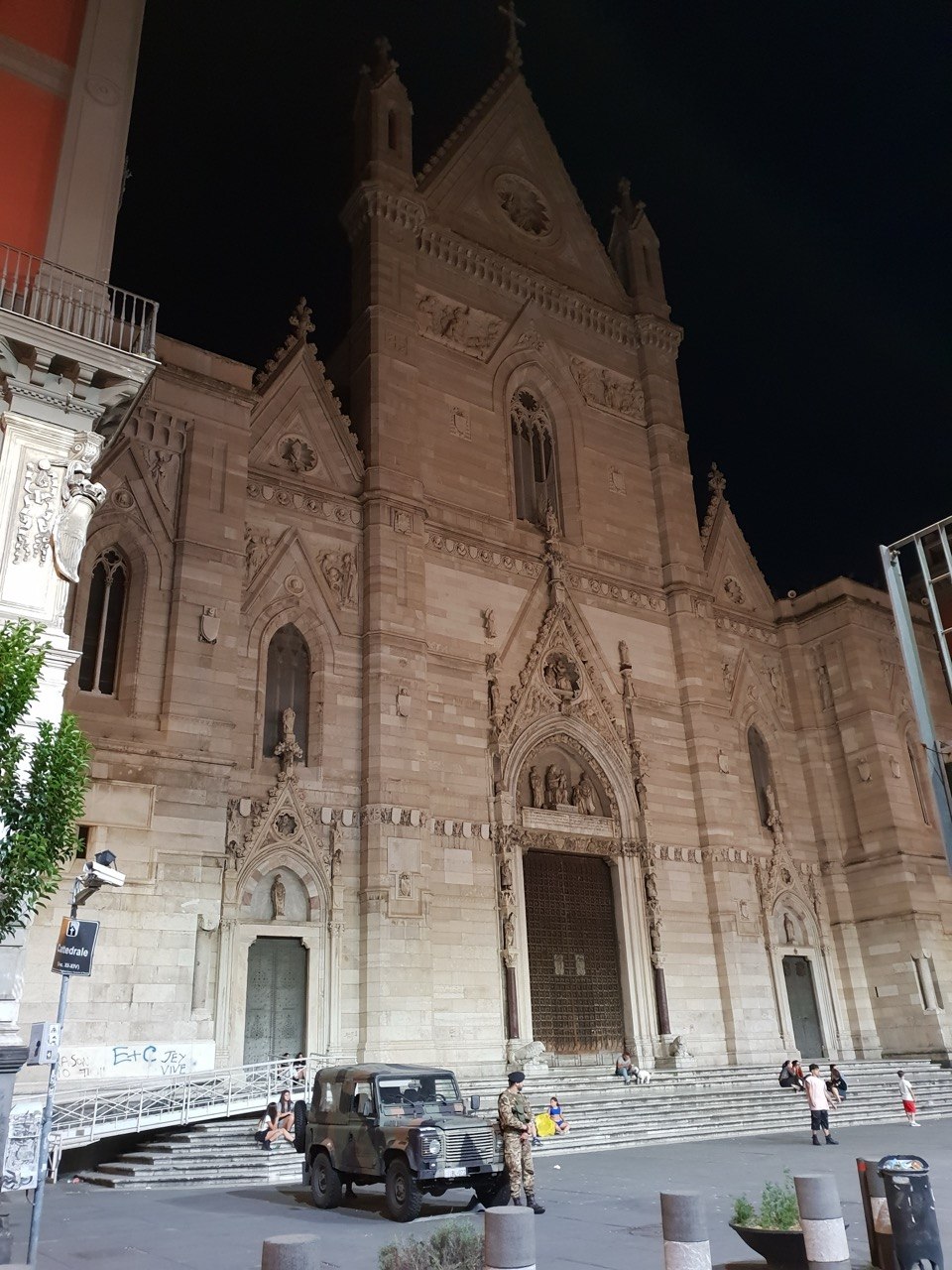 Catedral de Nápoles iluminada de noche en el centro histórico de la ciudad.