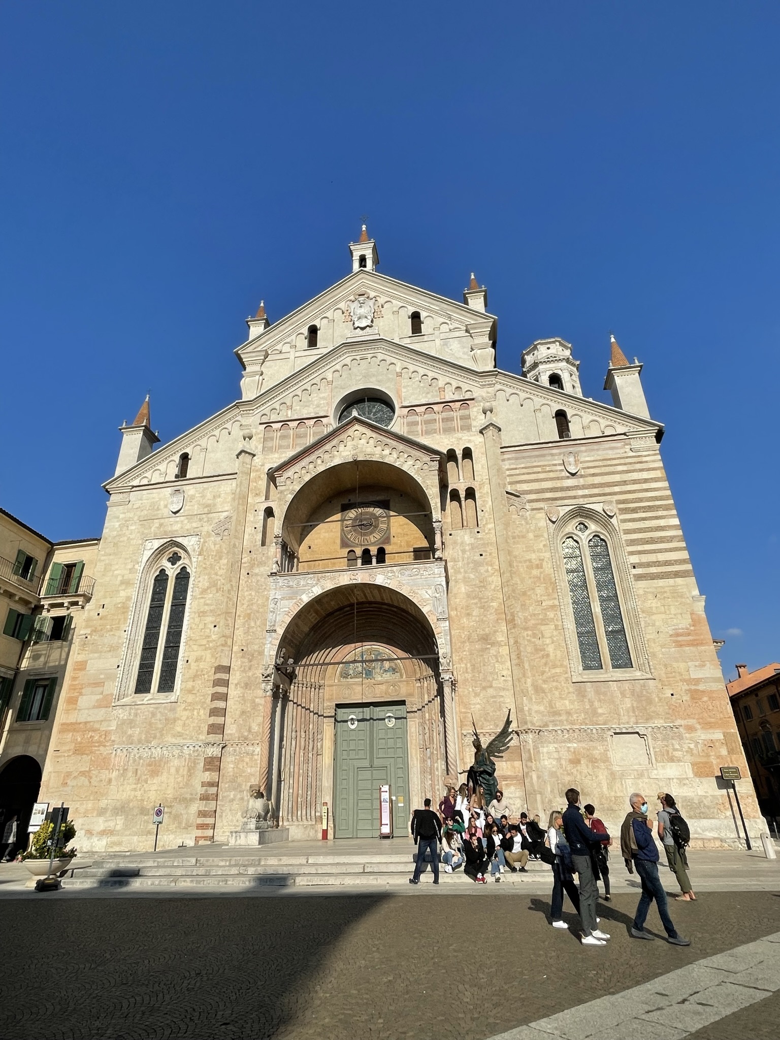 Fachada principal de la Catedral de Verona, uno de los templos religiosos más importantes del centro histórico.
