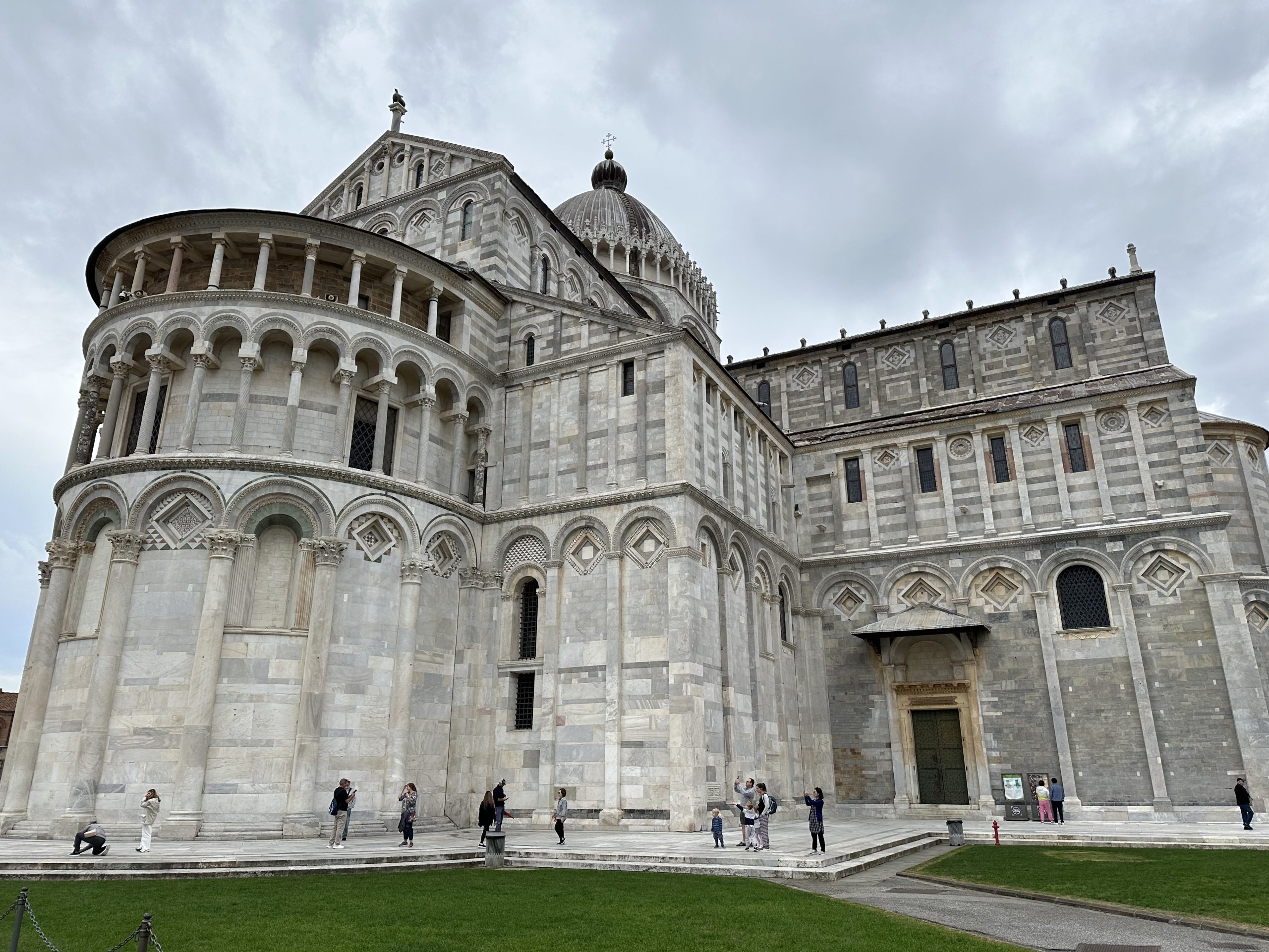 Lateral y ábside de la Catedral de Pisa en la Piazza dei Miracoli.