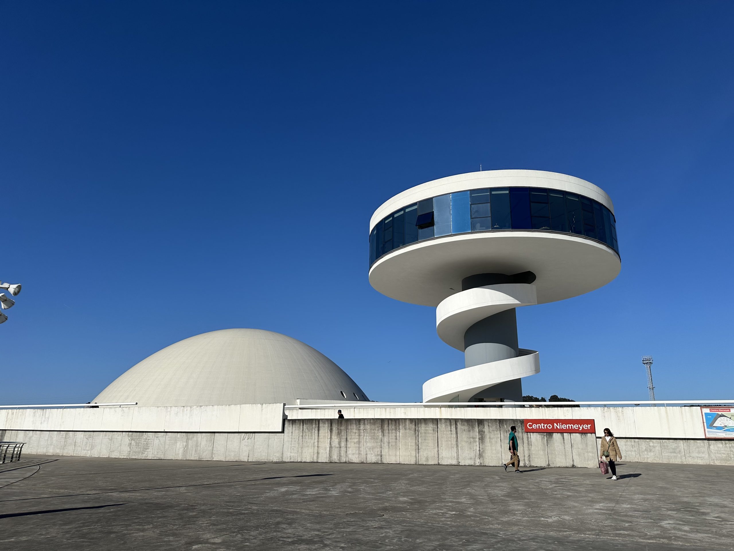Centro Niemeyer en Avilés con su arquitectura blanca y moderna bajo el cielo azul