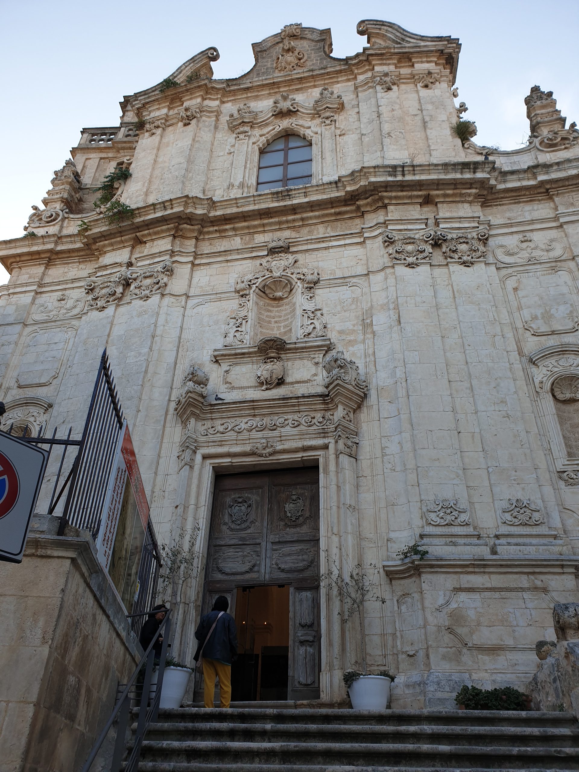 Fachada barroca de la Chiesa di San Vito Martire en Ostuni, uno de los edificios históricos del casco antiguo.