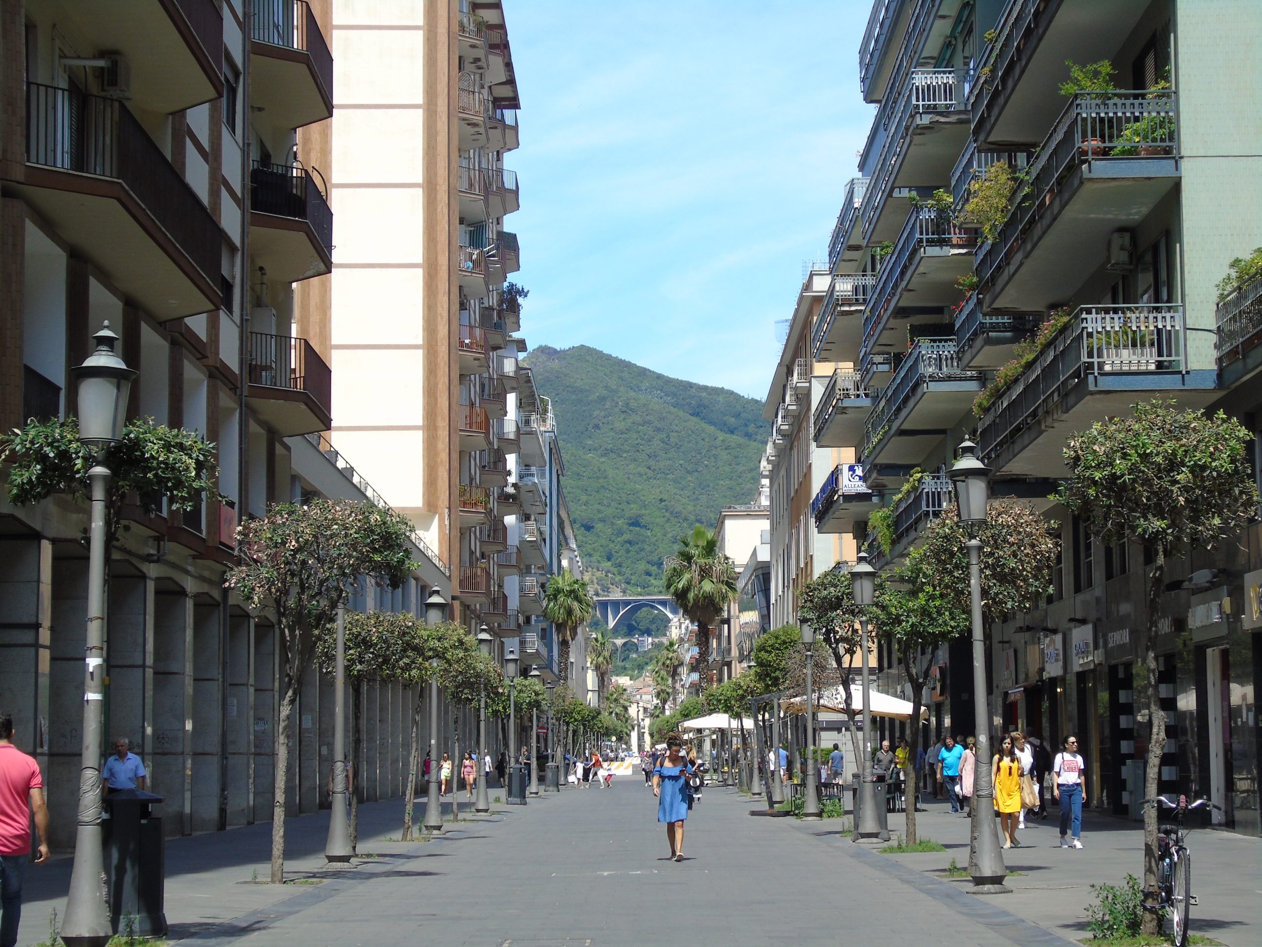 Corso Vittorio Emanuele, una de las calles principales del centro de Salerno.