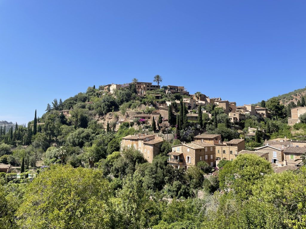 Deià vistas del pueblo en la Sierra de Tramontana de Mallorca