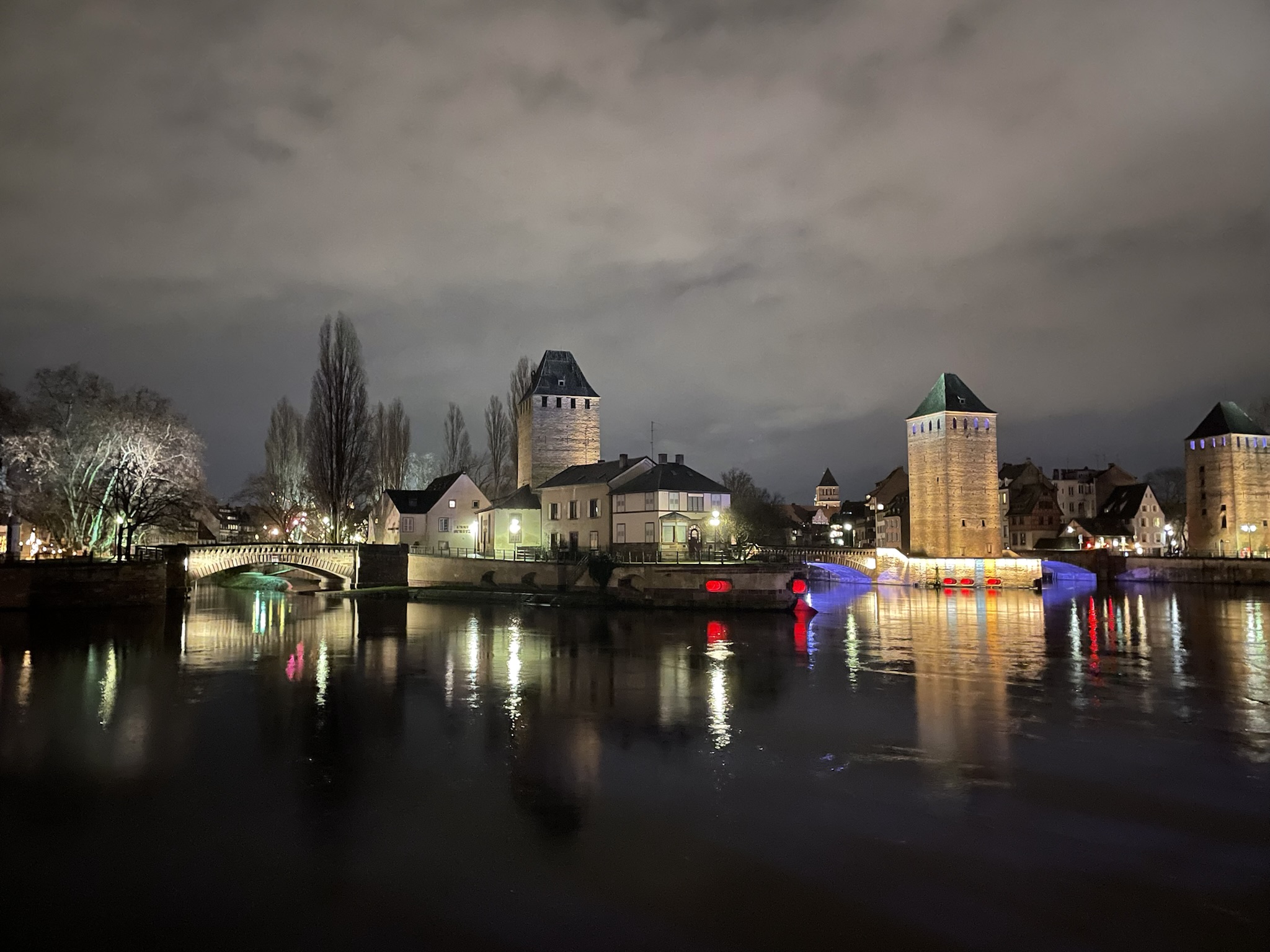 Ponts Couverts de Estrasburgo iluminados de noche junto al río Ill