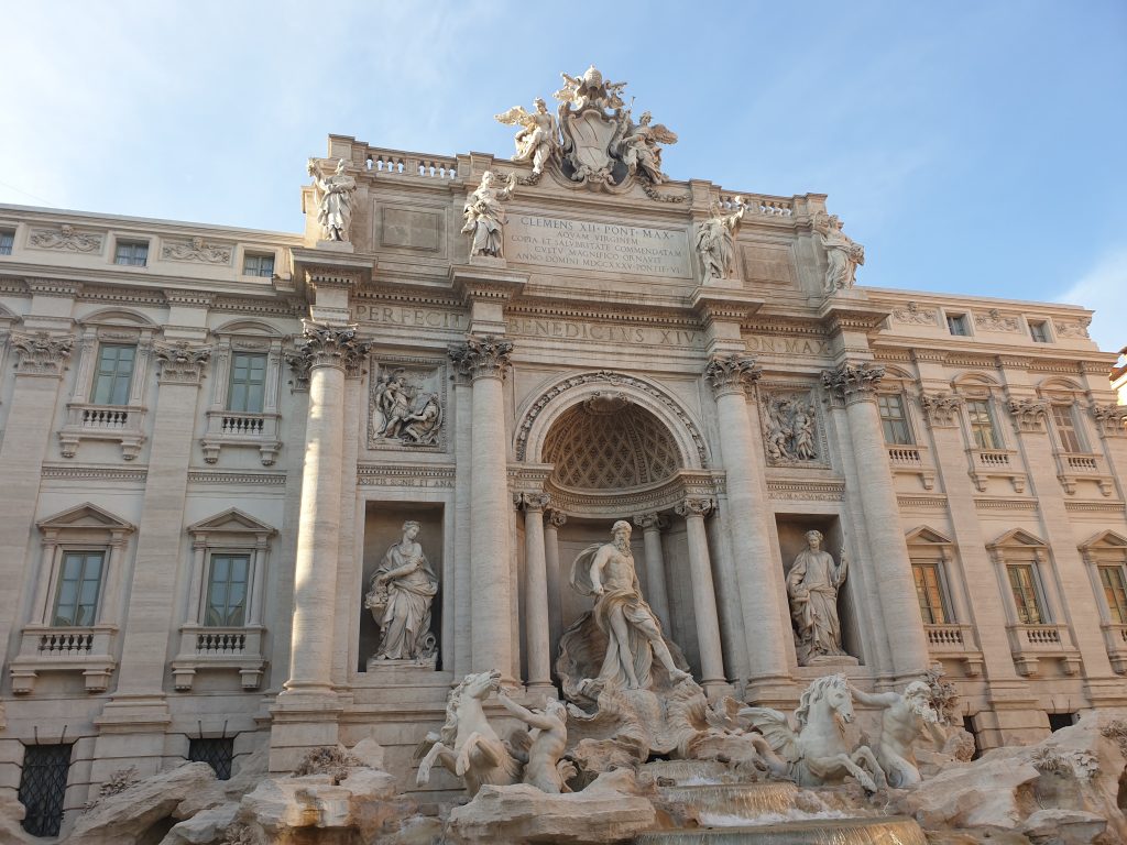Fontana di Trevi en Roma, una de las fuentes más famosas e imprescindibles de la ciudad.