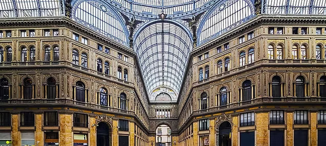Galleria Umberto I centro de Nápoles Italia