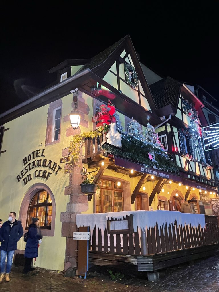 Fachada navideña del Hotel du Cerf en Riquewihr, pueblo de cuento imprescindible en una ruta por la Alsacia.