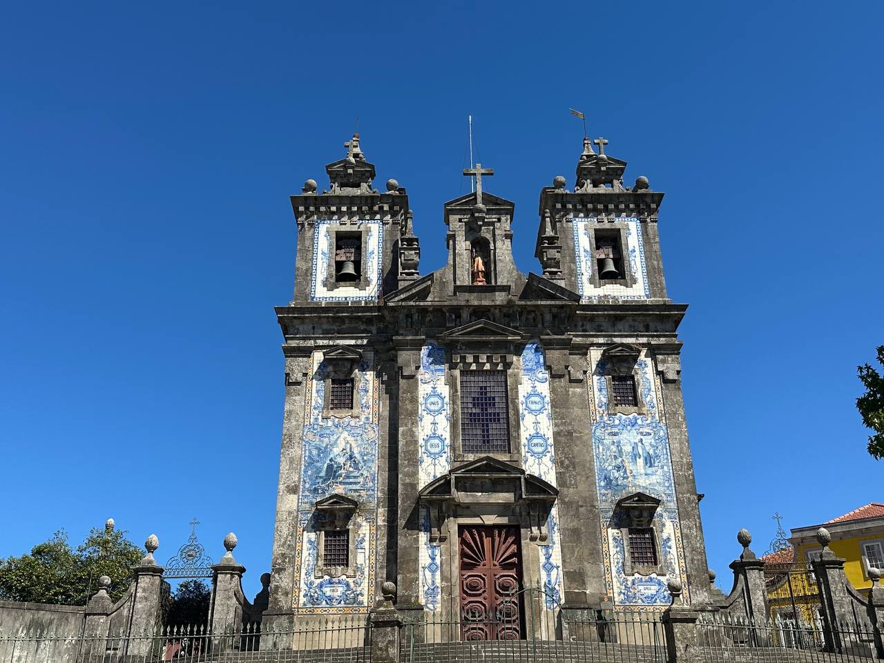 Iglesia San Ildefonso con azulejos azules
