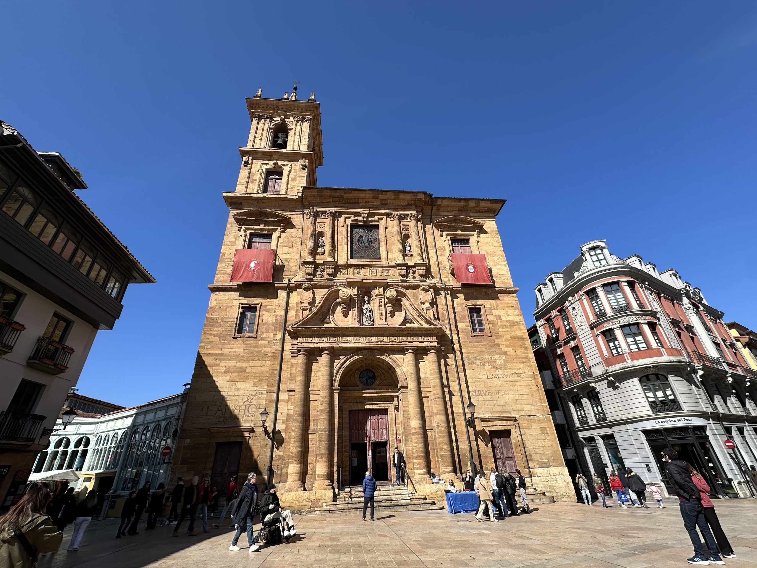 Iglesia de San Isidoro el Real en la Plaza de la Constitución de Oviedo