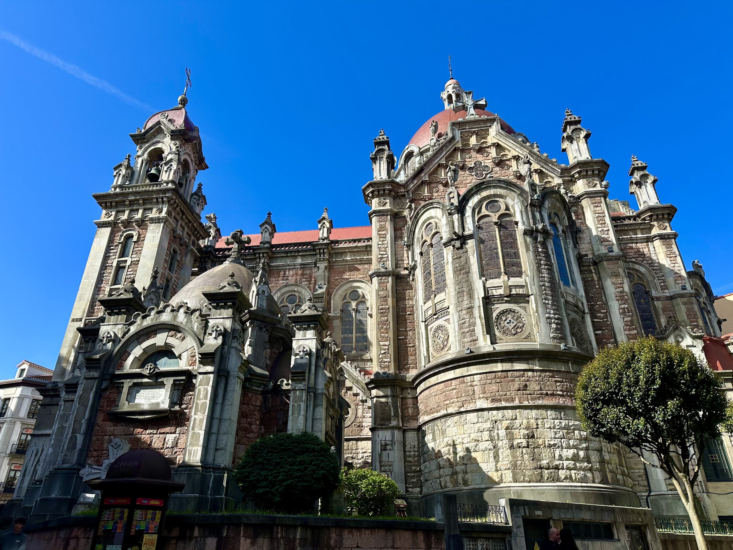 Iglesia de San Juan el Real de Oviedo con su fachada modernista