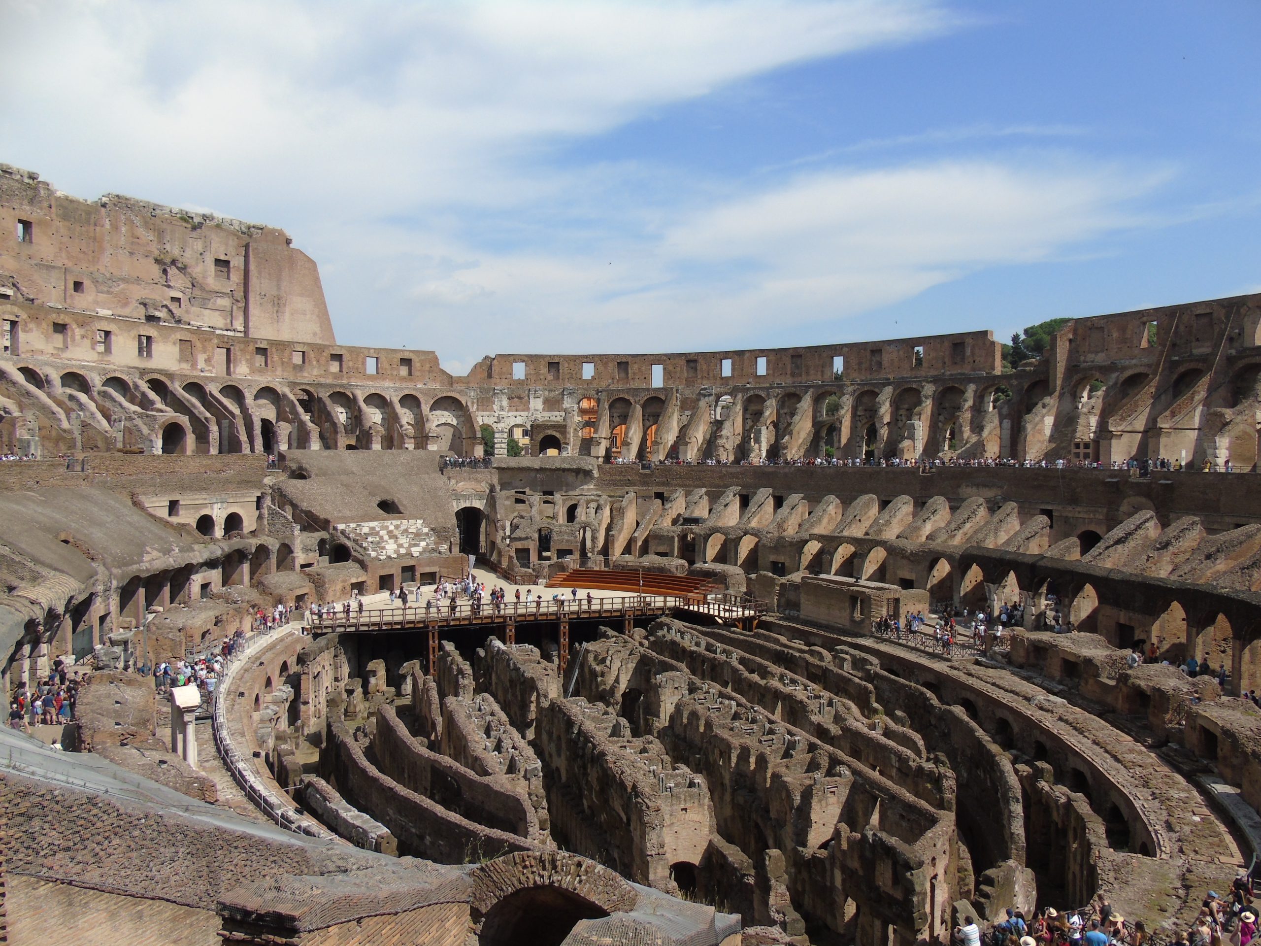 Interior del Coliseo de Roma con la arena, las gradas y los pasillos subterráneos.