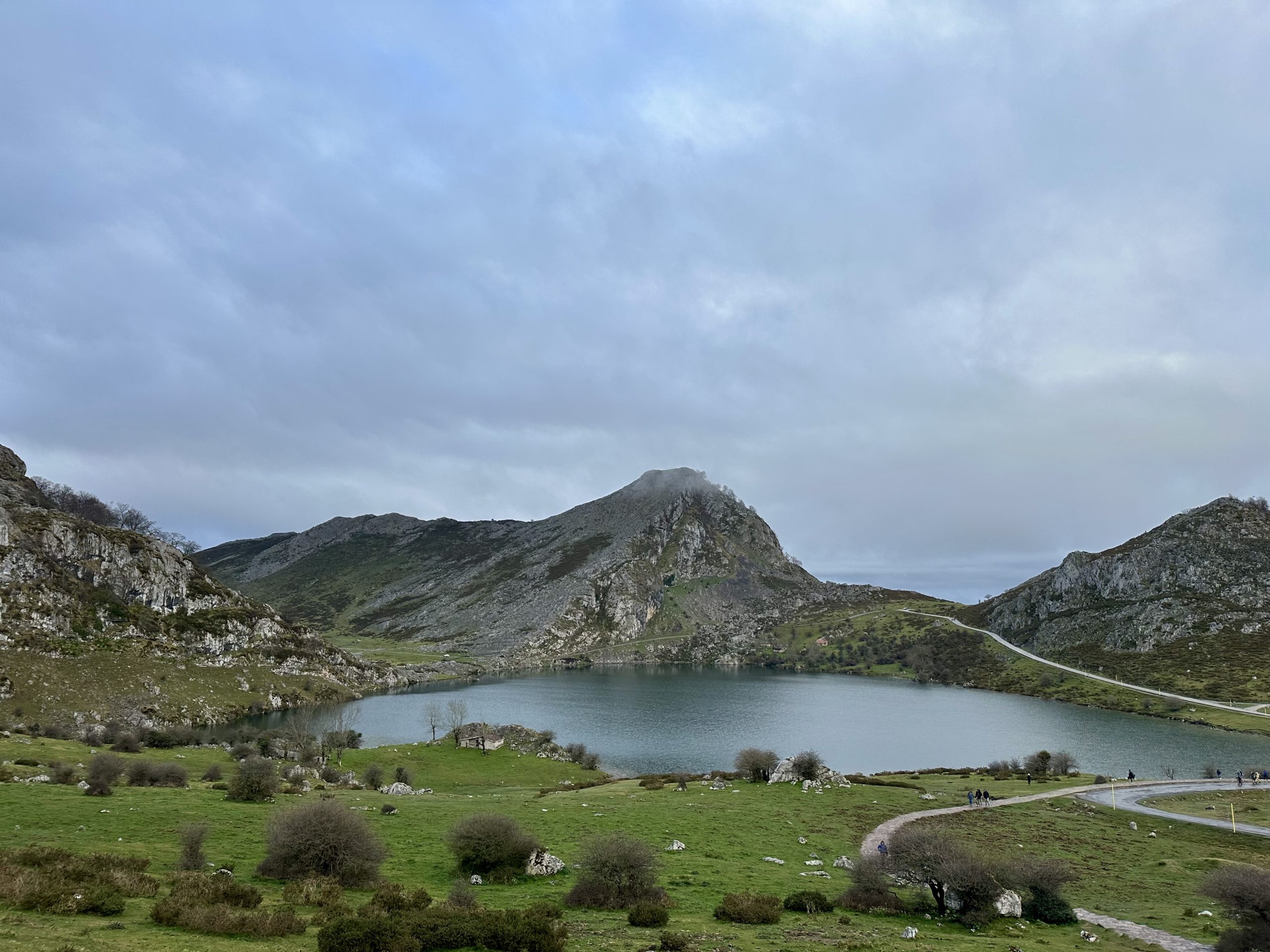 Vista panorámica del Lago Enol en los Lagos de Covadonga bajo un cielo nublado