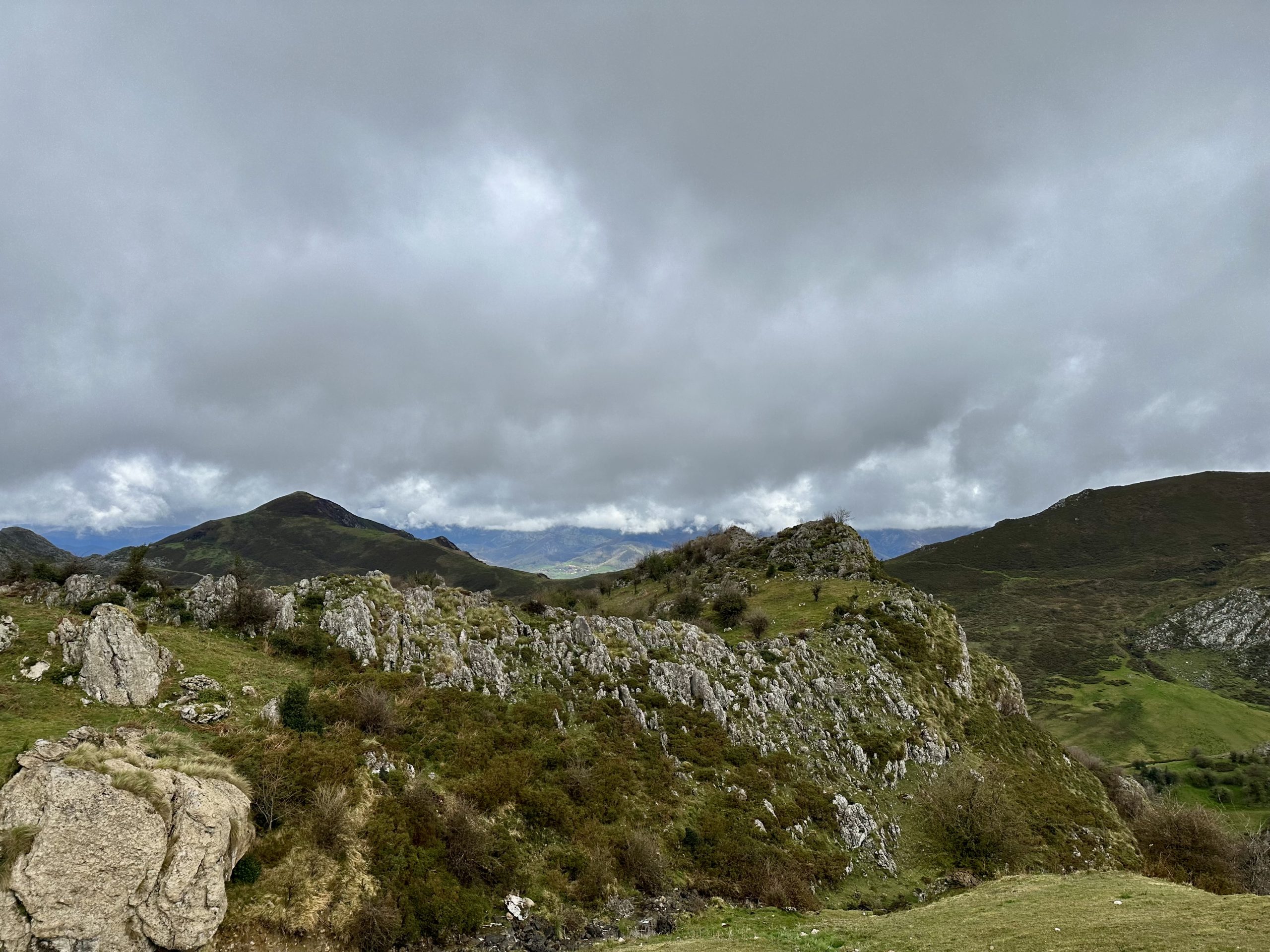 Paisaje de montaña en los Lagos de Covadonga con nubes bajas