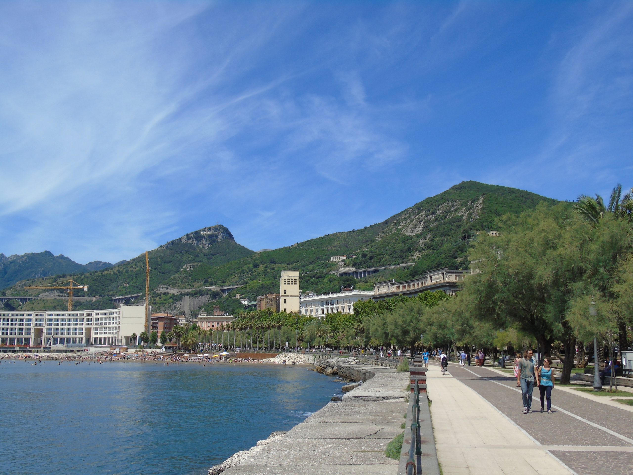 Lungomare Trieste de Salerno con vistas al mar y a las montañas de la costa.