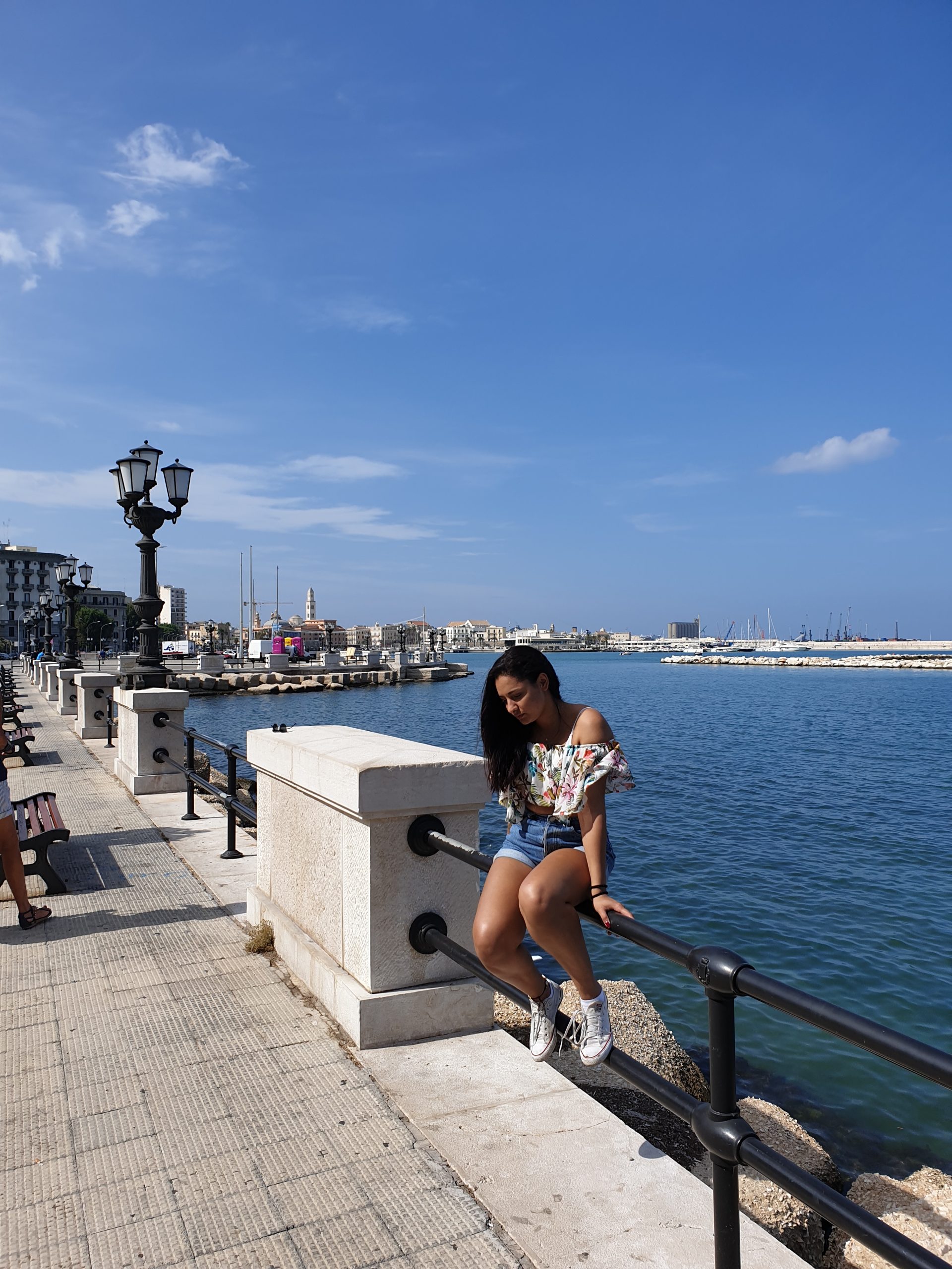 Paseo Lungomare de Bari con vistas al puerto y al mar Adriático en Apulia