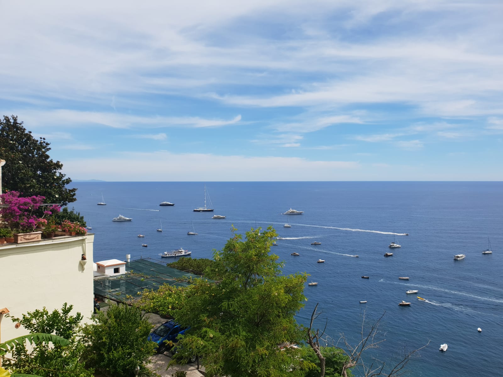 Vistas al mar Tirreno desde la Costa Amalfitana con barcos y paisaje mediterráneo
