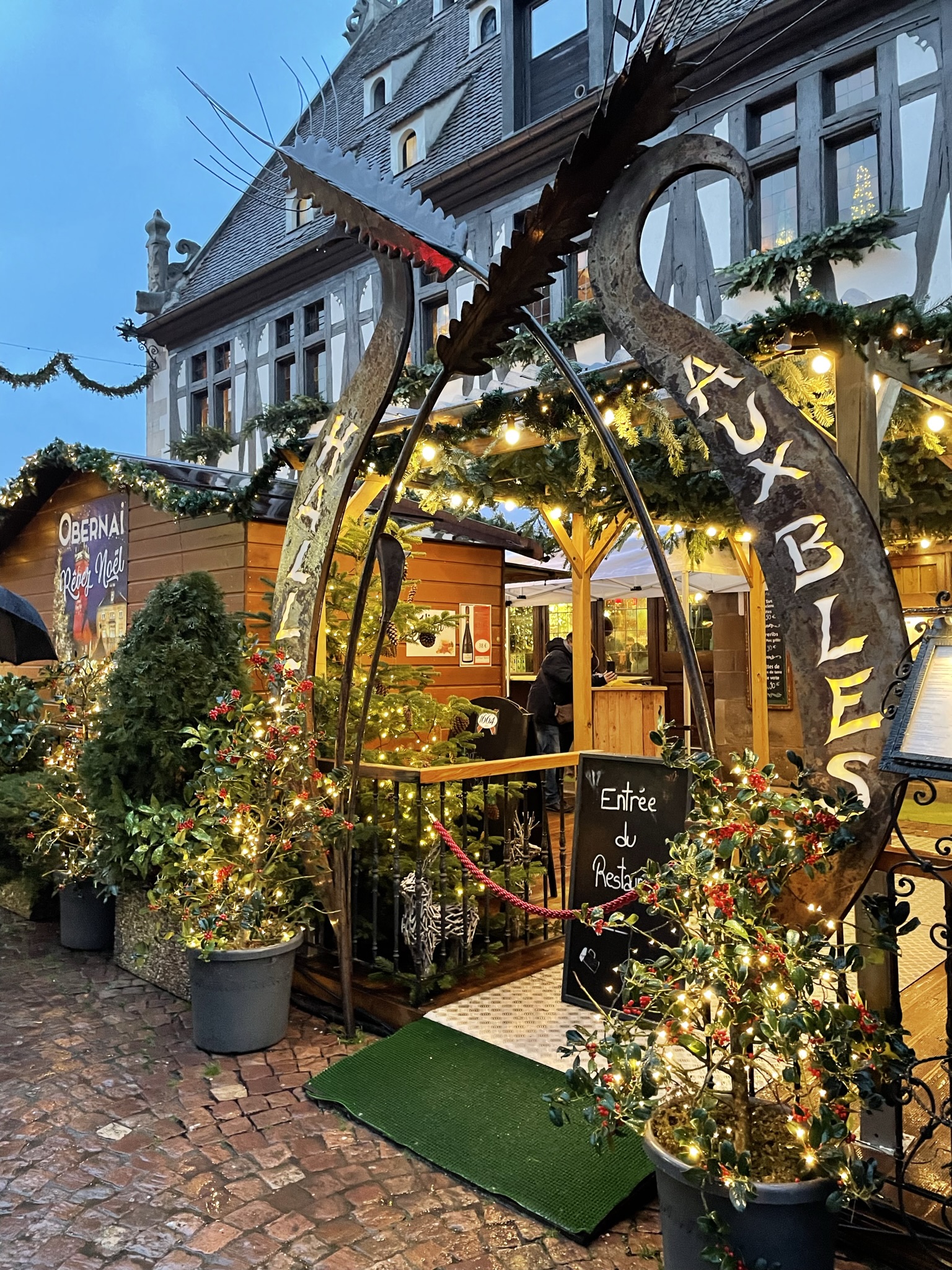 Puesto del mercadillo de Navidad de Obernai, uno de los mejores pueblos de Alsacia en Navidad
