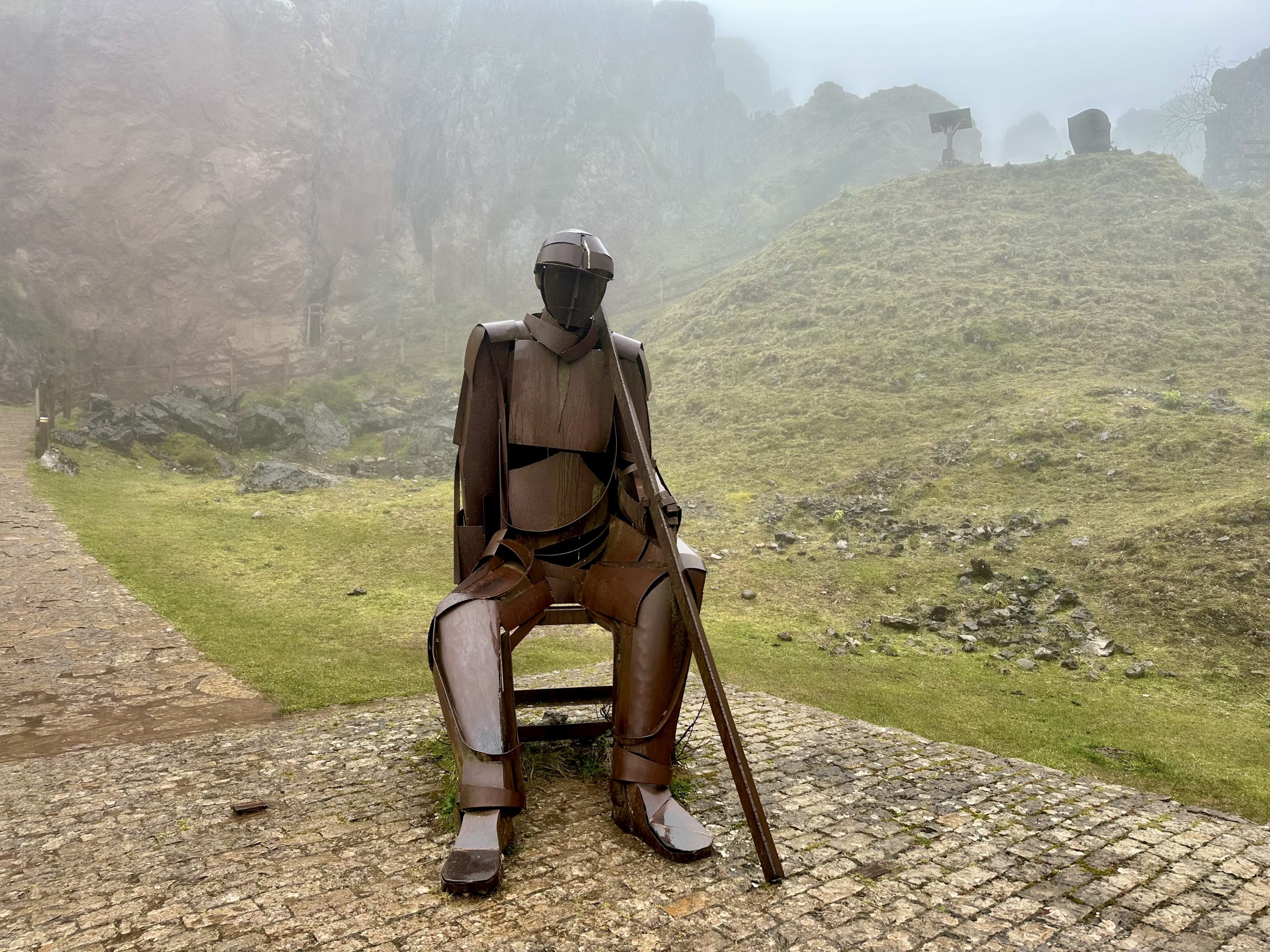 Escultura en las Minas de Buferrera durante la ruta por los Lagos de Covadonga