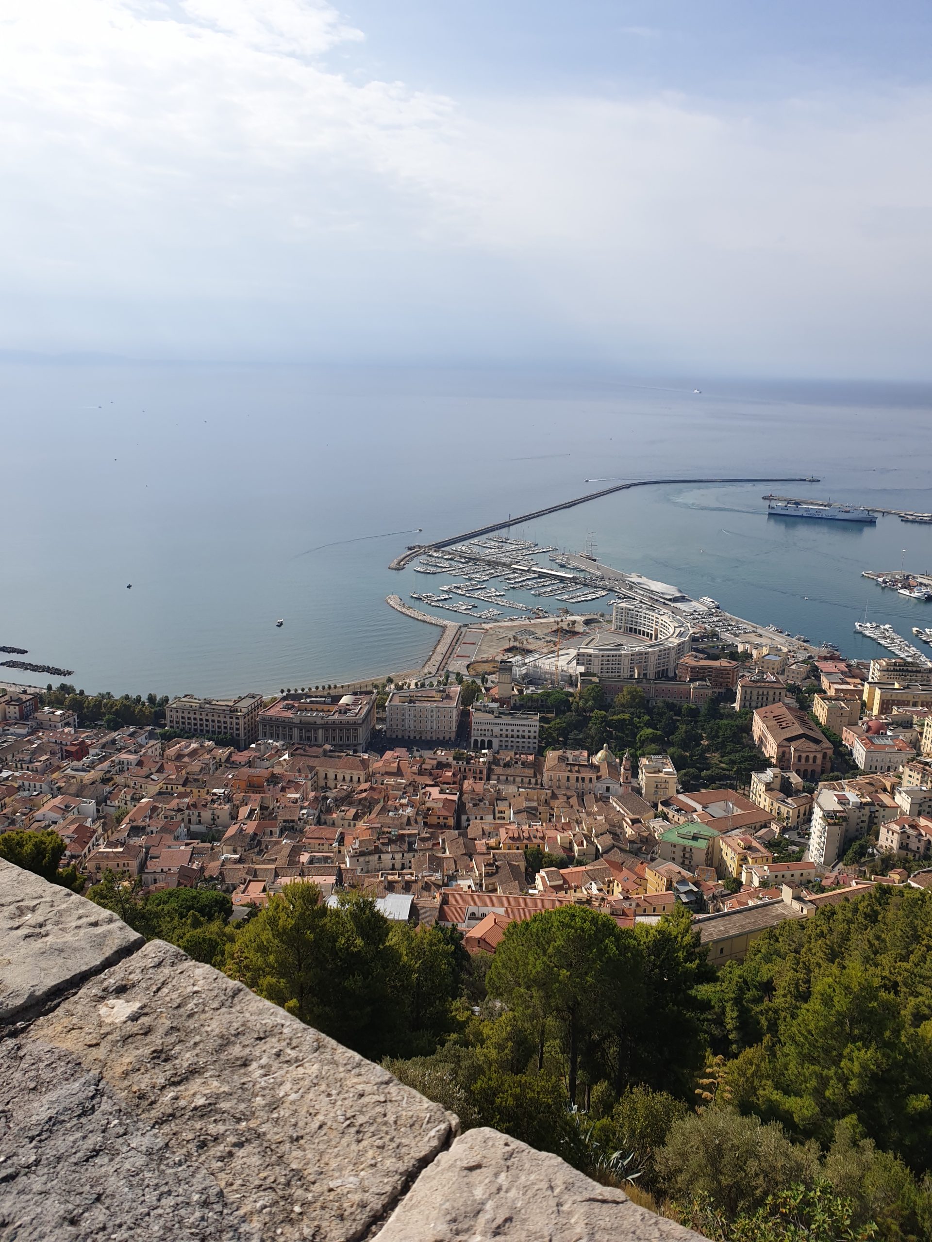 Vista panorámica de Salerno y su puerto desde el mirador del Castello di Arechi.