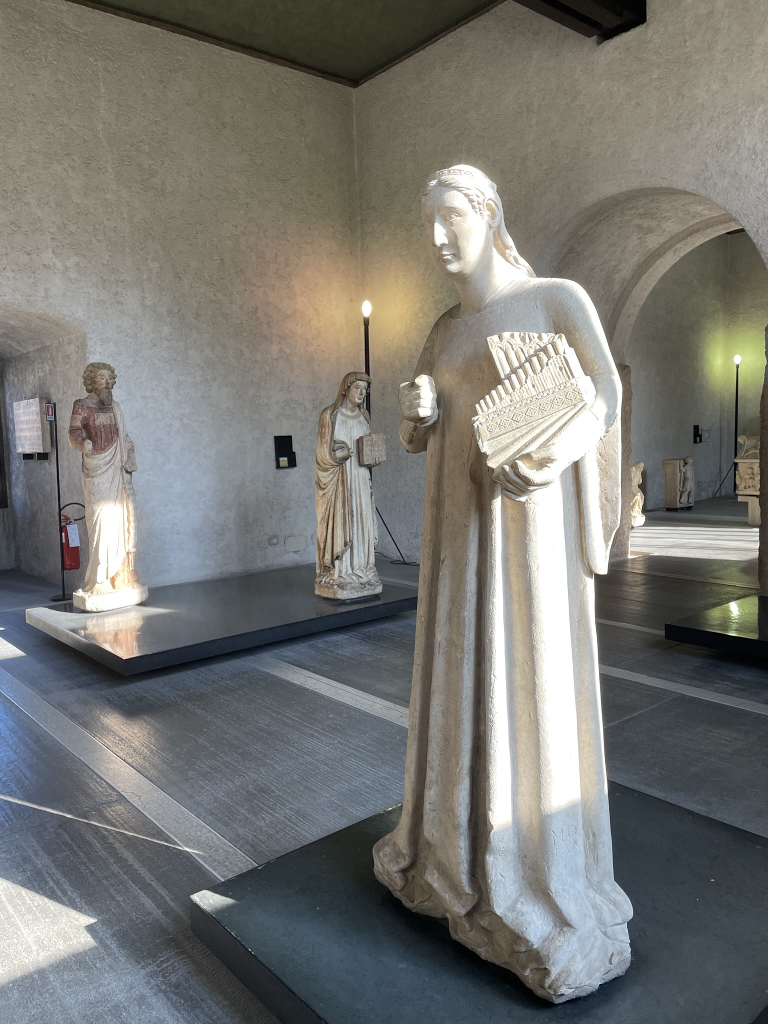 Esculturas medievales expuestas en el Museo de Castelvecchio de Verona.