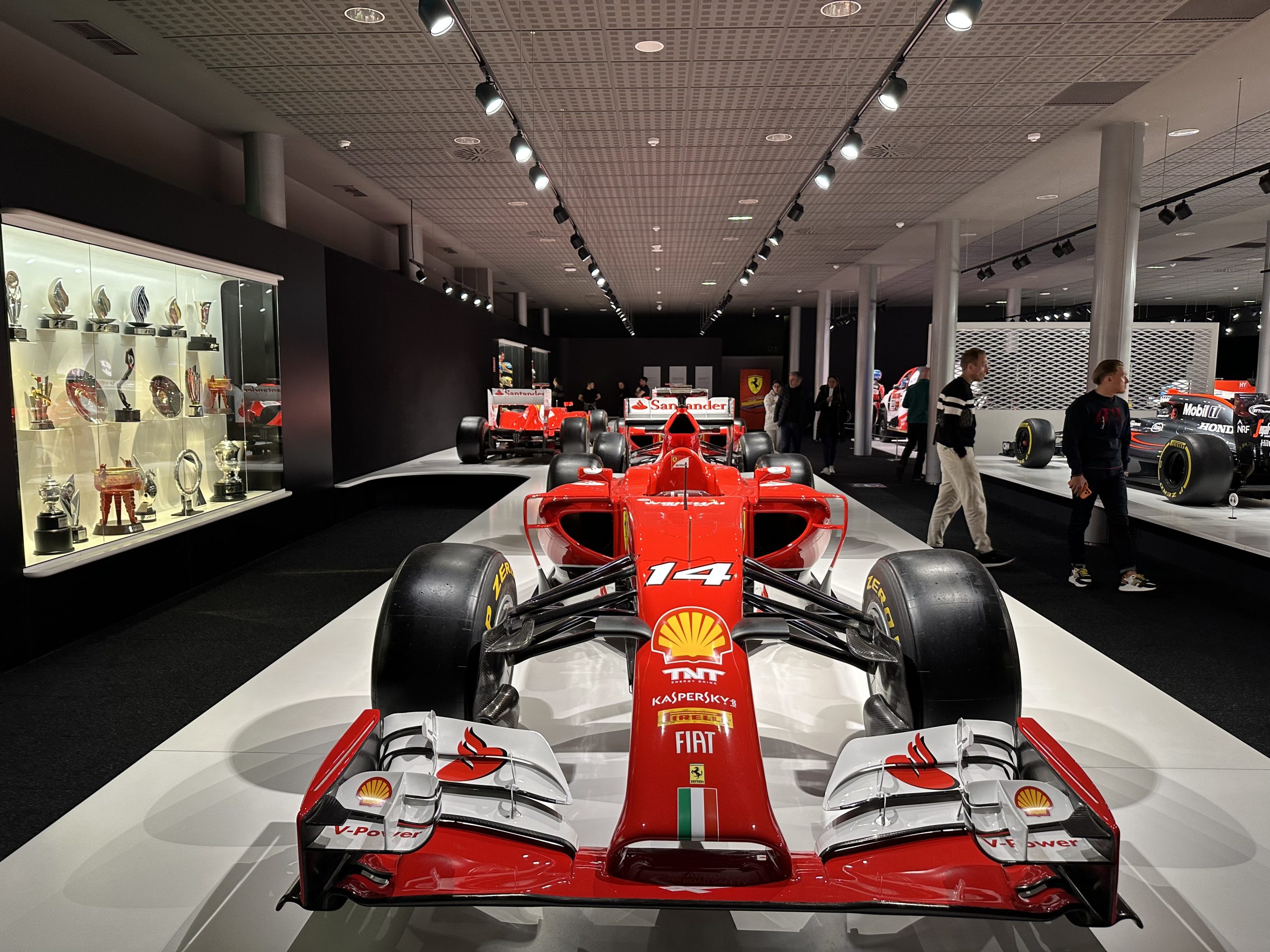 Museo Fernando Alonso con monoplaza de Fórmula 1 y trofeos