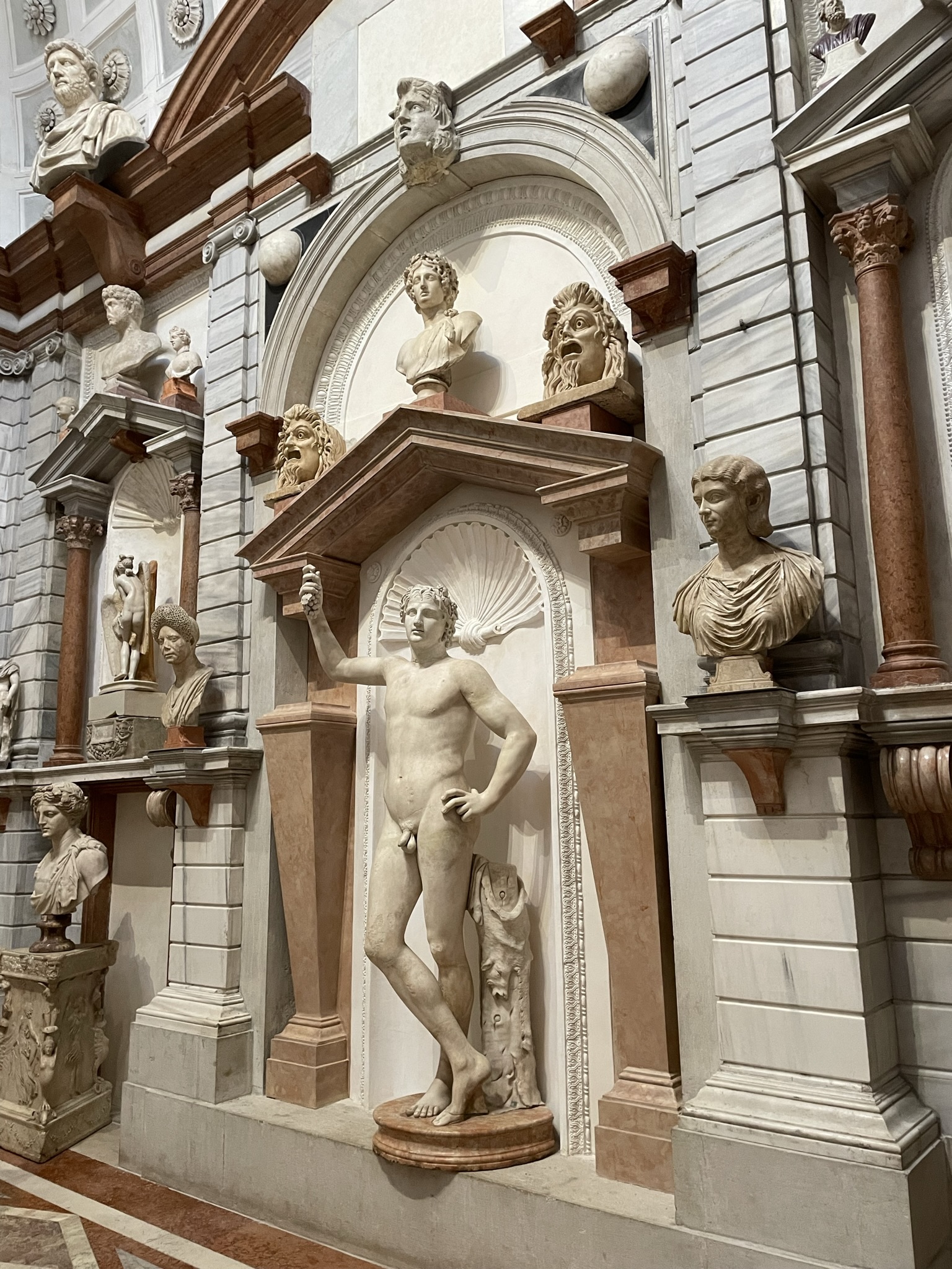 Escultura clásica y bustos antiguos expuestos en una sala del Palacio Grimani de Venecia.