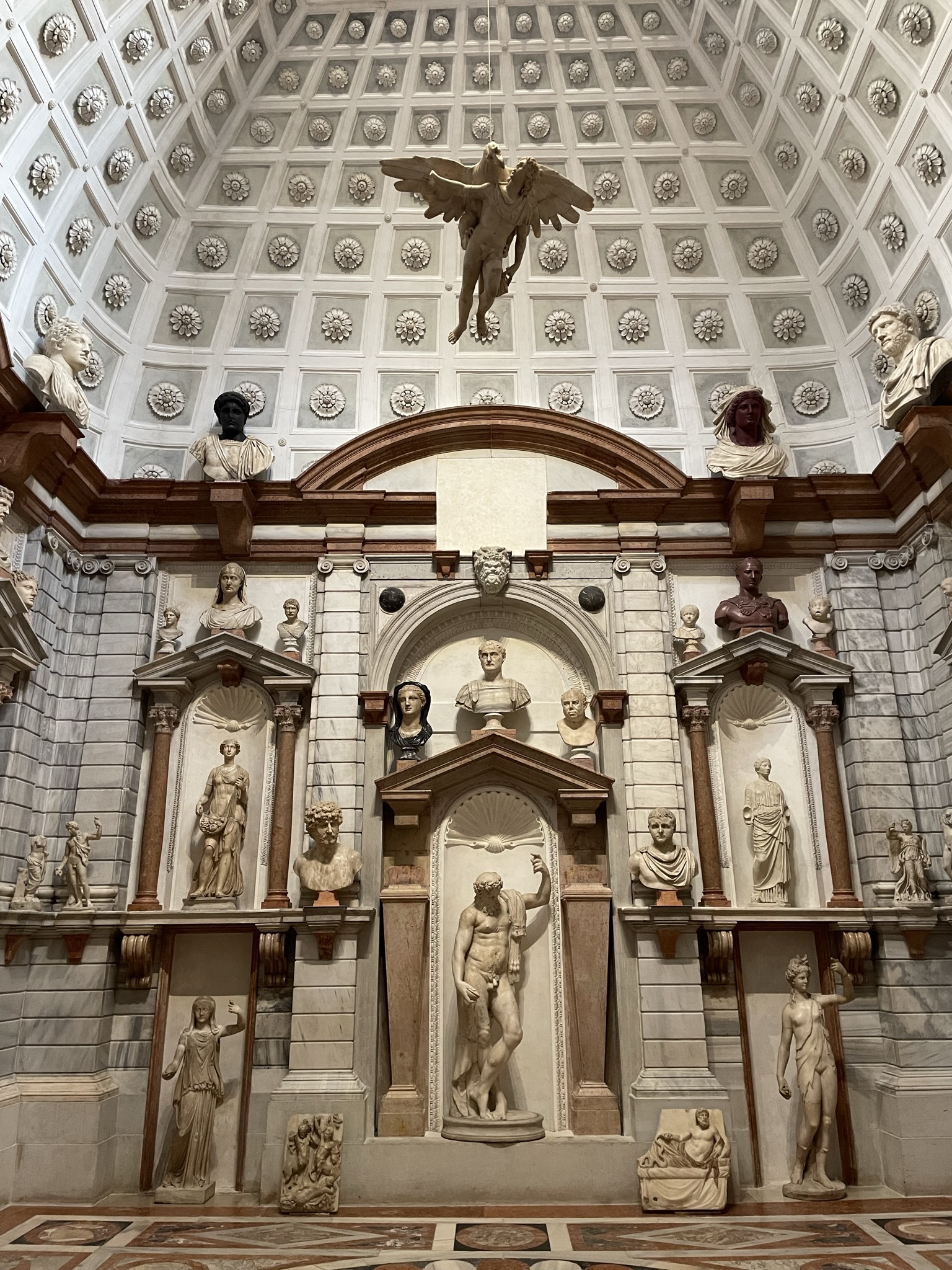Sala del Palacio Grimani de Venecia, con esculturas clásicas, bustos y decoración renacentista.