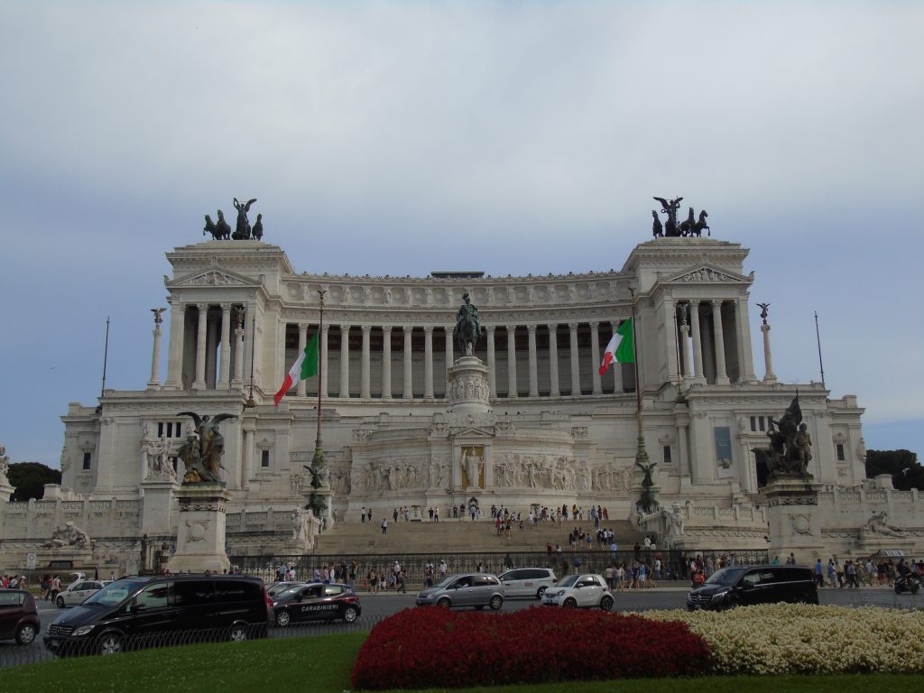 Monumento a Vittorio Emanuele II en Piazza Venezia, uno de los edificios más monumentales de Roma.