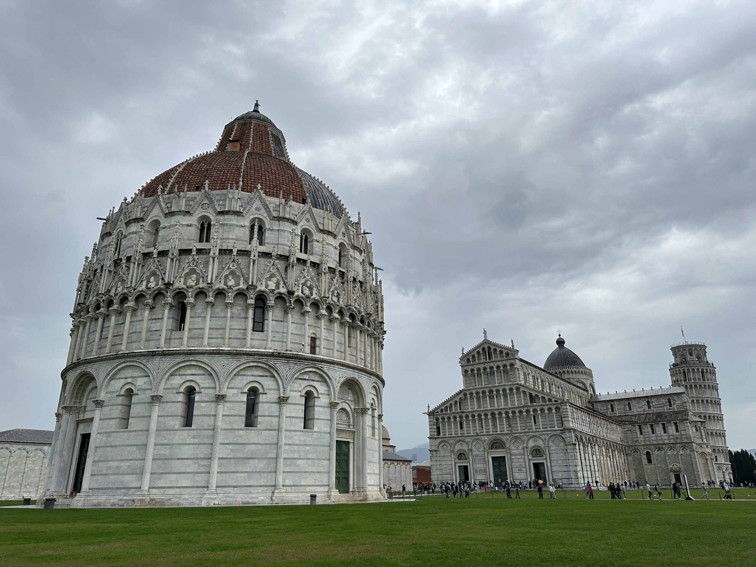 Piazza dei Miracoli en Pisa con la Catedral, el Baptisterio y la Torre Inclinada.