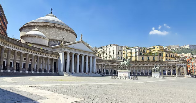 Plaza del Plebiscito centro de Nápoles Italia