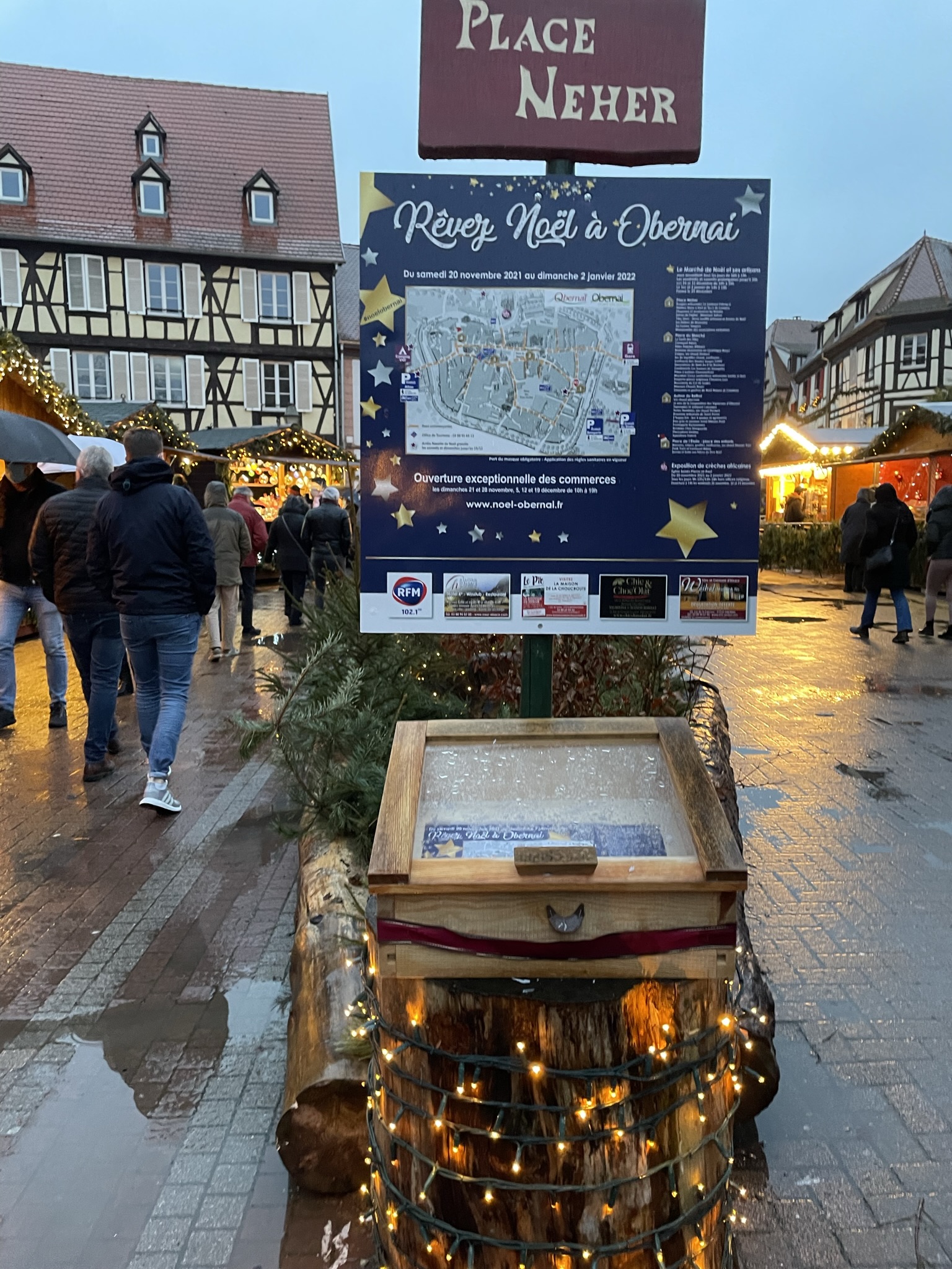 Puesto del mercadillo de Navidad de Obernai, uno de los mejores pueblos de Alsacia en Navidad