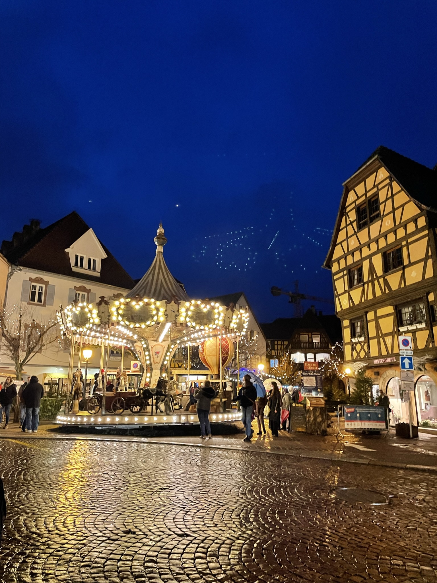Carrusel de Navidad en Place de l’Étoile, uno de los lugares que ver en Obernai