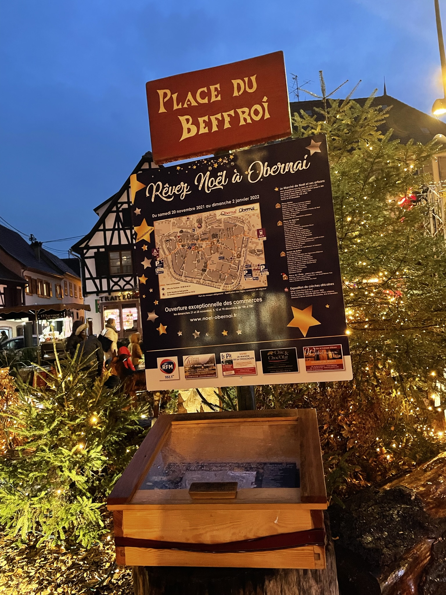 Place du Beffroi en Obernai durante el mercadillo de Navidad en Alsacia
